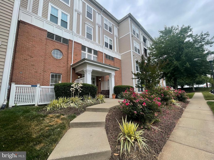 Spacious and sunny 2-level condo with LOFT in great condition!  3 bedrooms  2 full baths (den can be used as 3rd bedroom).  High ceiling,  big bedrooms, master bedroom with walk-in closet,  loft can be a bedroom or study room/gym.    Washer/dryer in unit.  Balcony. Extra storage unit  in the building,  Enjoy KING FARM community amenities: pools, gym, community center, walk to Metro and shopping center.  Building with elevator, permit parking.   Pets case by case with landlord's approval. $400/pet pets deposit if approved.  Prefer NO active nor big dogs.    Non-smoking.  Available July 15.    Easy to show!