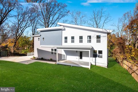 Photo of 11215 MIDVALE RD, KENSINGTON, MD 20895 (MLS # MDMC2071230)