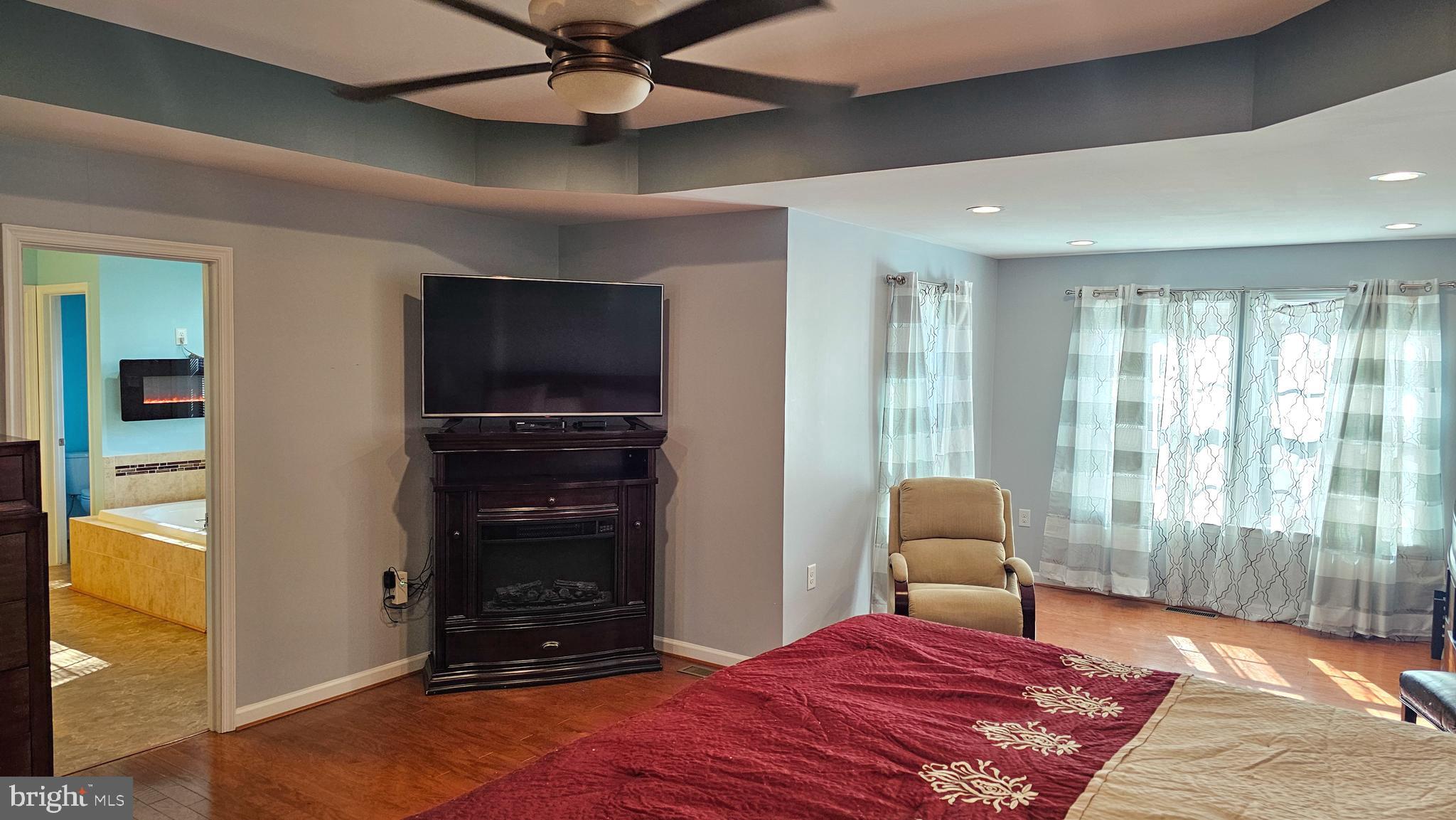 THE VILLAGE OF WASHINGTON TRAIL - Residential