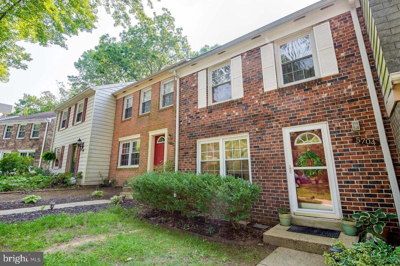 5704 YELLOWROSE COURT