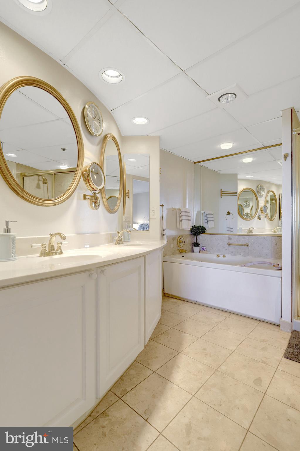 THE WILLIAMSBURG - Residential