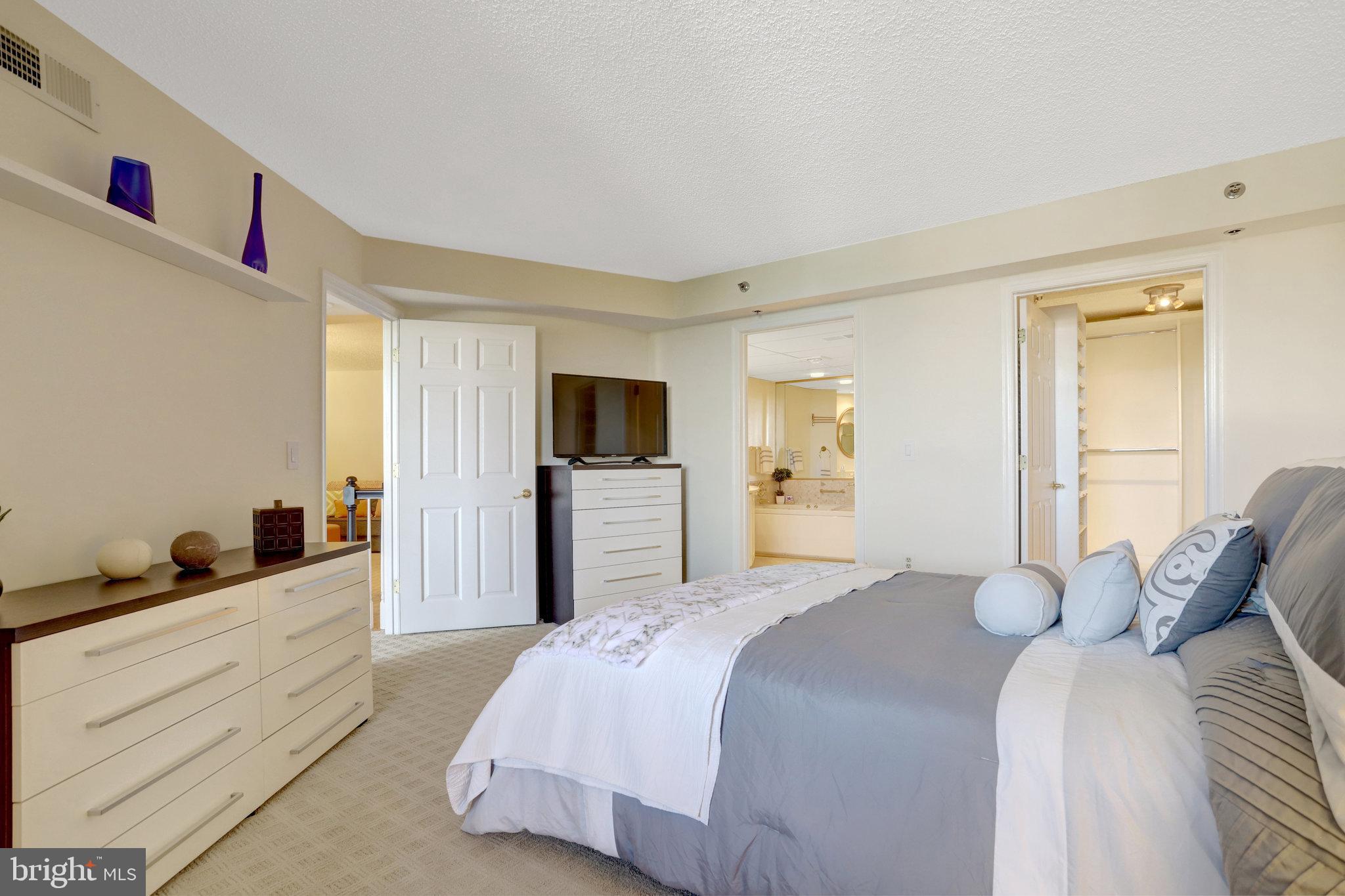 THE WILLIAMSBURG - Residential