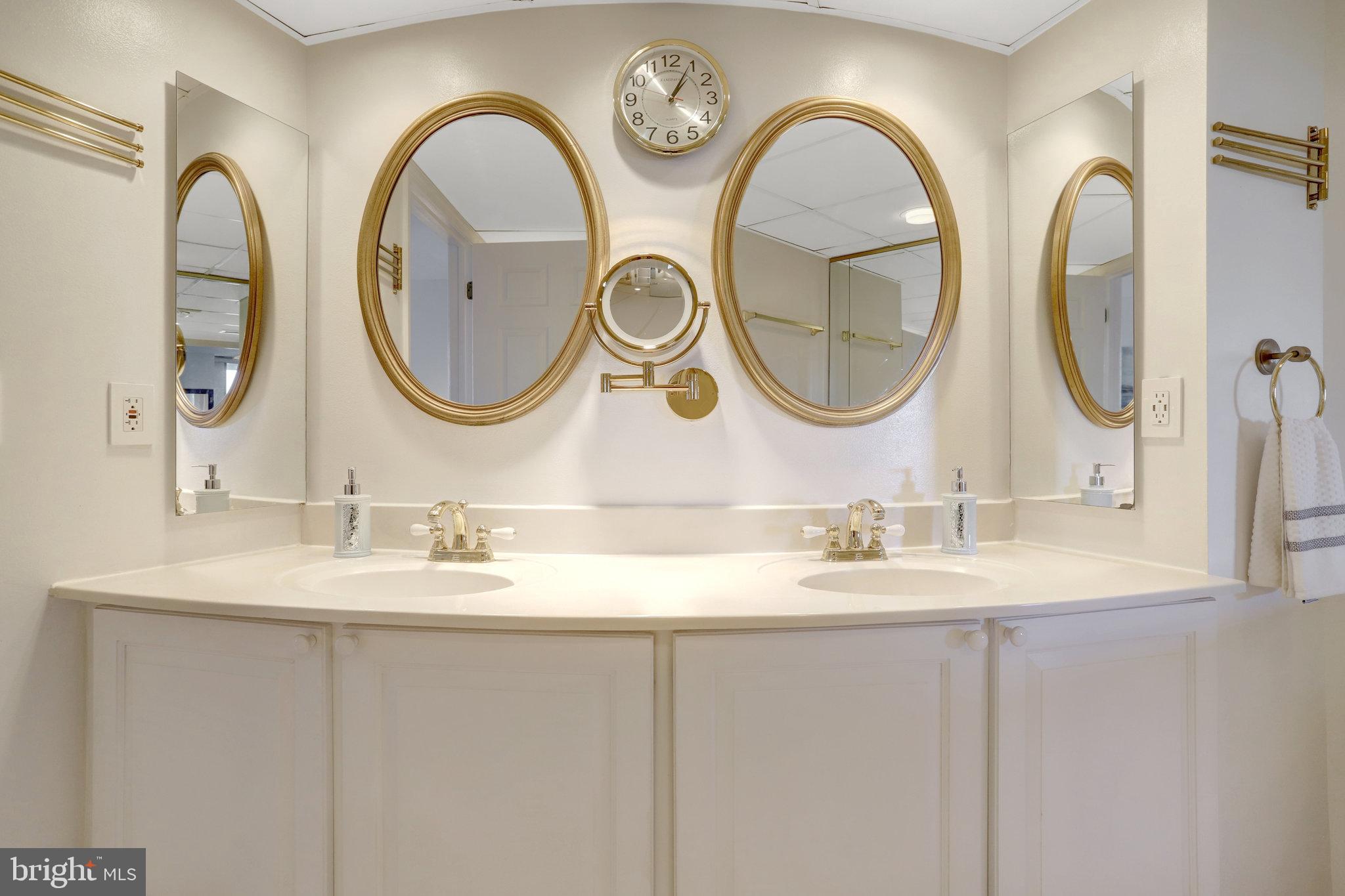 THE WILLIAMSBURG - Residential