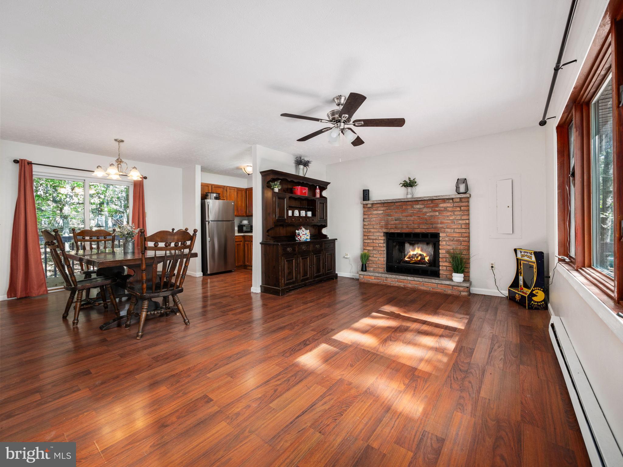 SAW CREEK EST - Residential