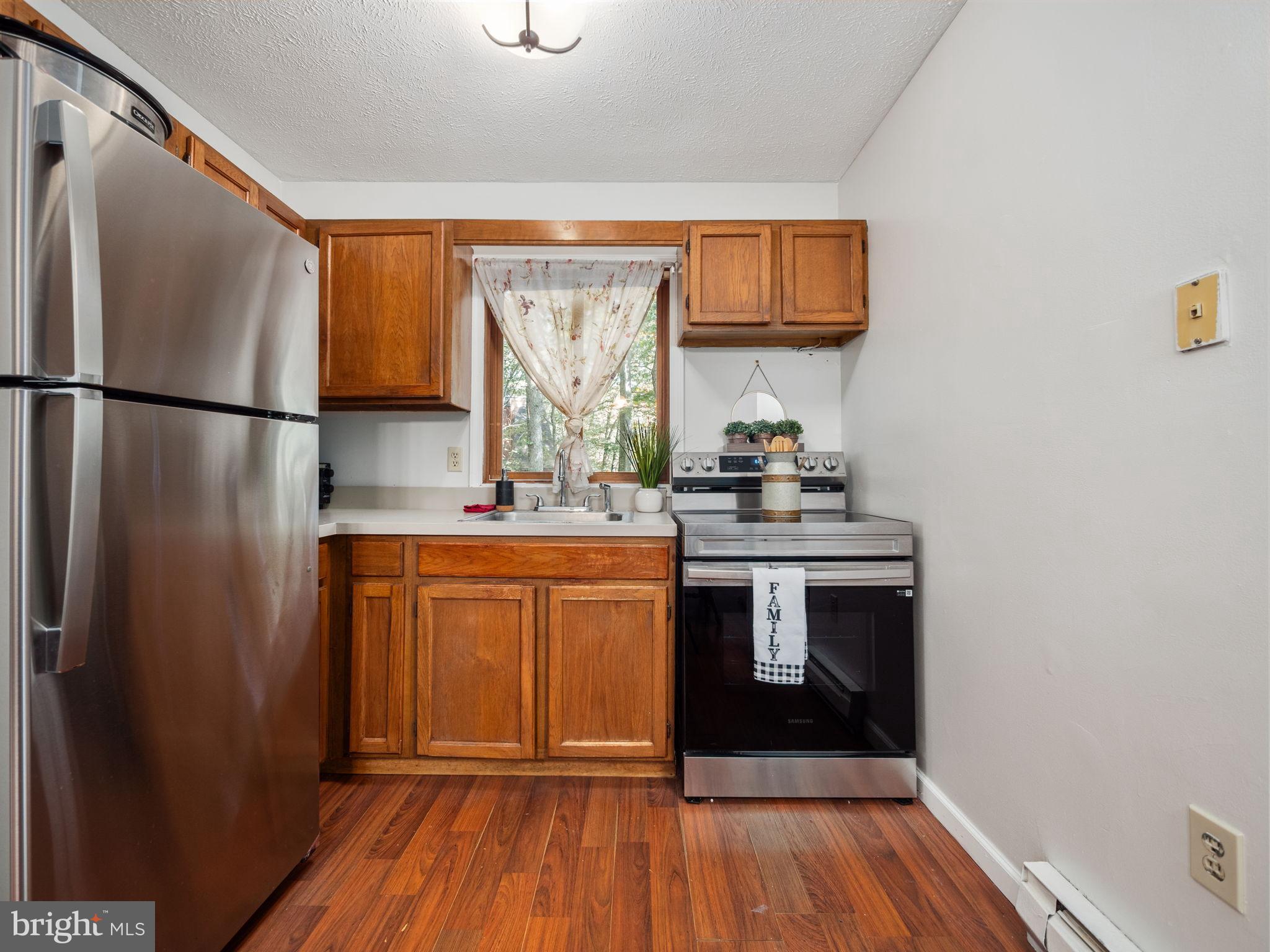 SAW CREEK EST - Residential