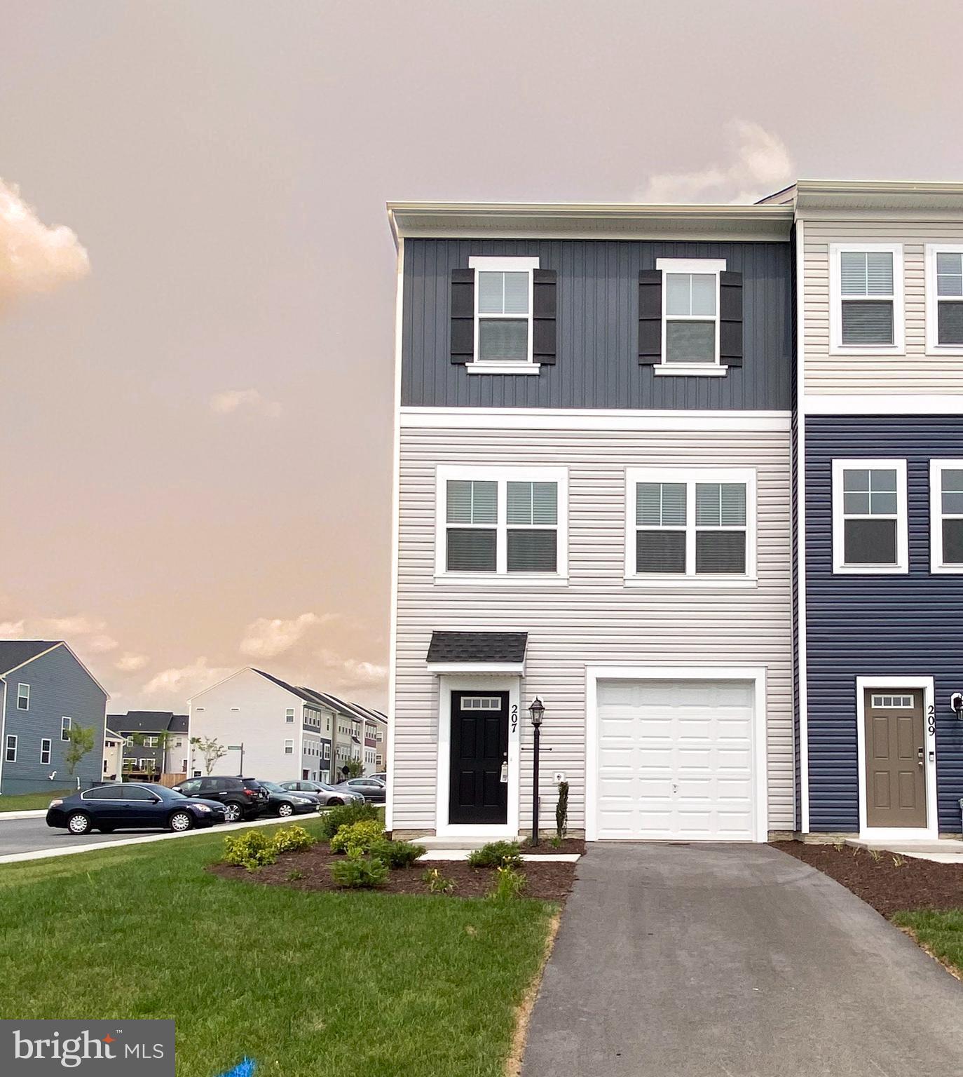 Welcome to this clean, light-filled end-unit townhome with fully fenced back yard. Home offers the perfect blend of comfort, style, and convenience. Featuring 4 bedrooms, 3.5 bathrooms, and a 1-car garage, this home is designed for modern living.
Step inside to an open-concept floor plan that seamlessly connects the spacious living, dining, and kitchen areas—perfect for entertaining or relaxing at home. The kitchen offers stainless steel appliances, space for kitchen table and ample cabinet and counter space to make meal prep a breeze.
Upstairs, the primary bedroom with private en suite offers a soaking tub, large shower, and a generous walk-in closet. Three additional bedrooms provide flexible space for guests, hobbies or home office.
As part of Snowden Bridge, you'll enjoy access to fantastic amenities including a clubhouse, swimming pool, playgrounds, dog park, walking paths, and basketball and tennis courts—something for everyone to enjoy.
Conveniently located near major commuter routes, shopping, dining, and entertainment options, this home offers the ideal combination of lifestyle and location.
Don’t miss your chance—schedule a tour today and make this exceptional townhome in Snowden Bridge your next home sweet home!