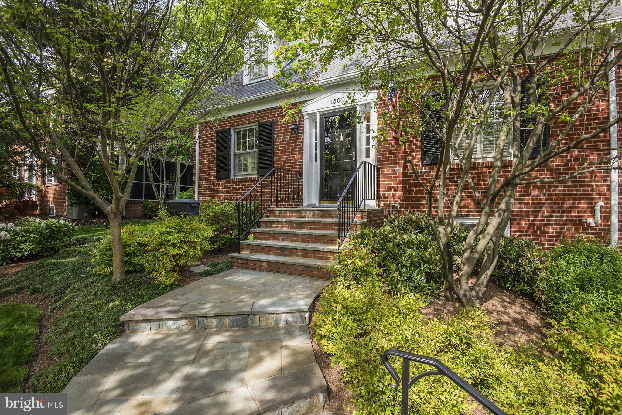 LARCHMONT - Residential