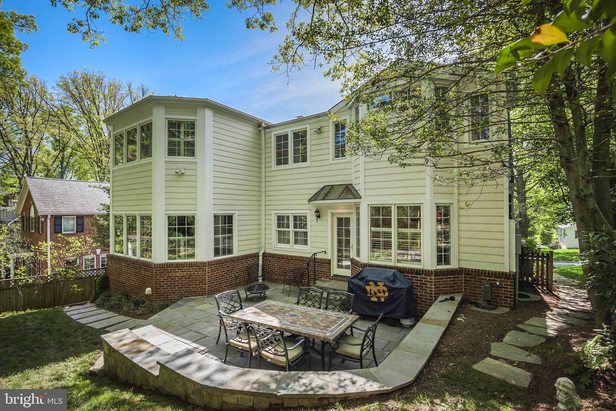 LARCHMONT - Residential