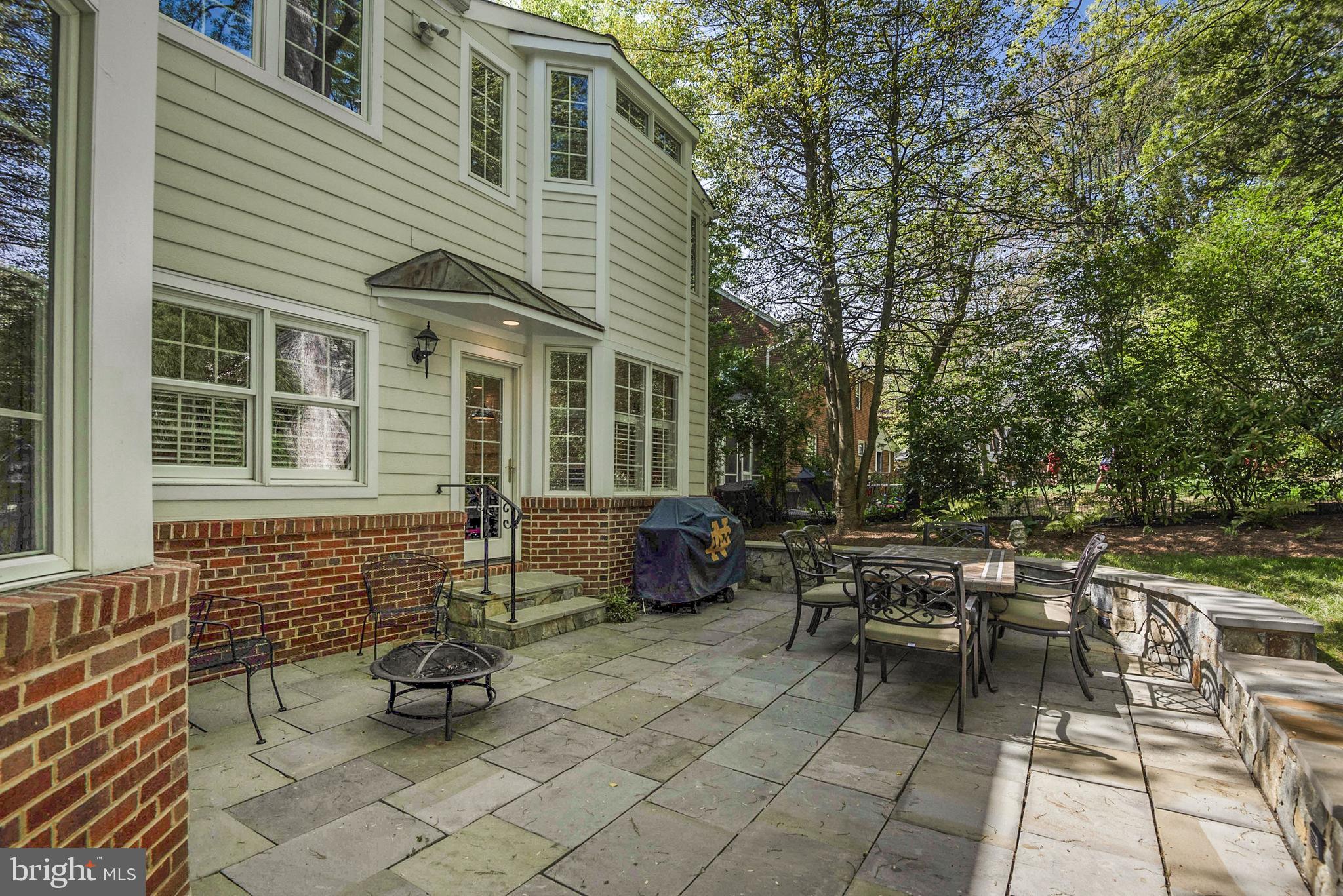 LARCHMONT - Residential