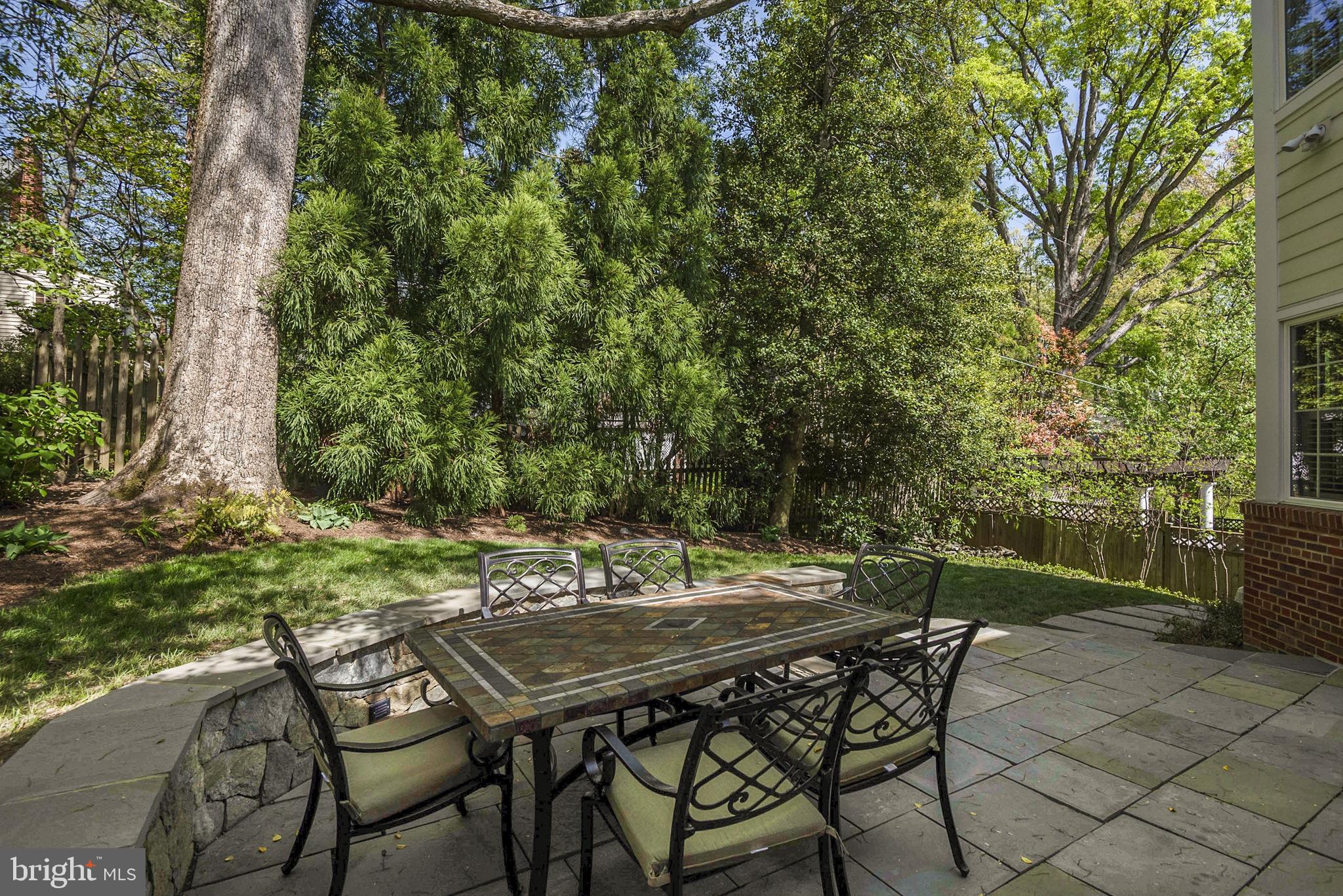 LARCHMONT - Residential