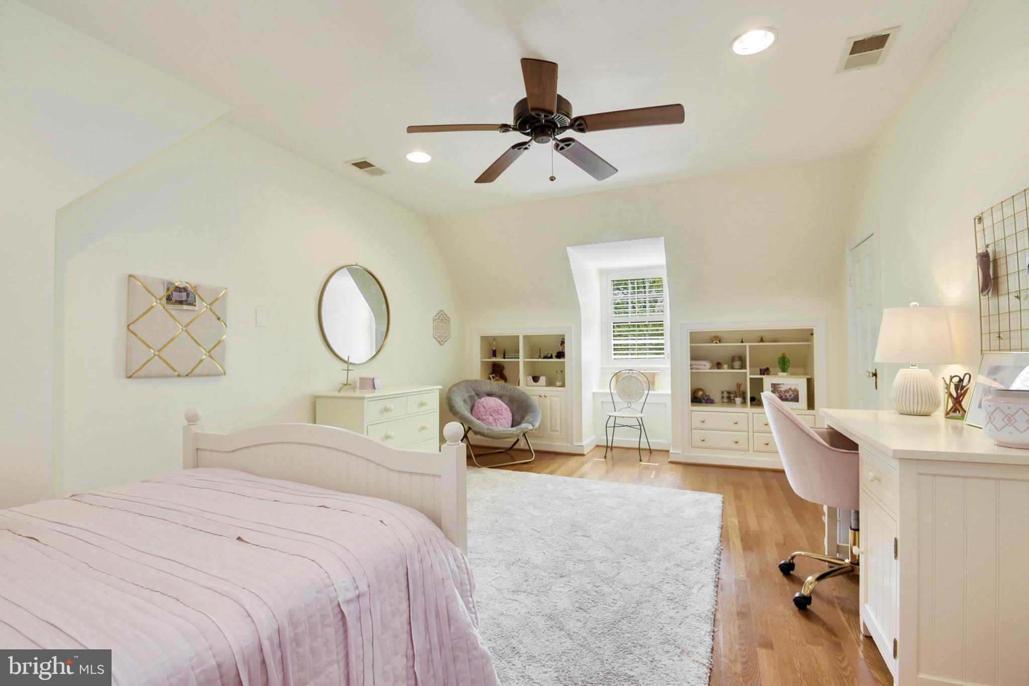 LARCHMONT - Residential