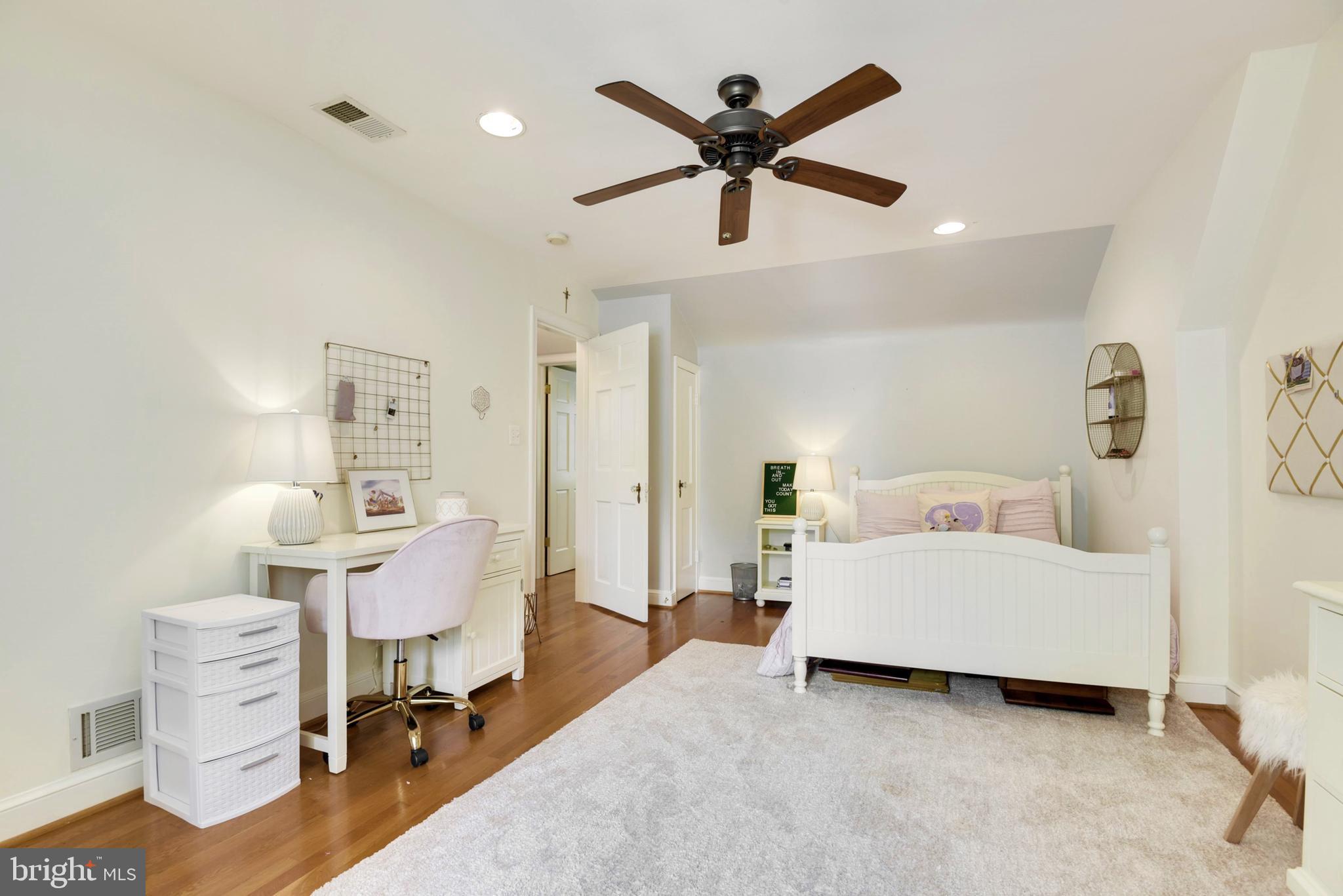 LARCHMONT - Residential