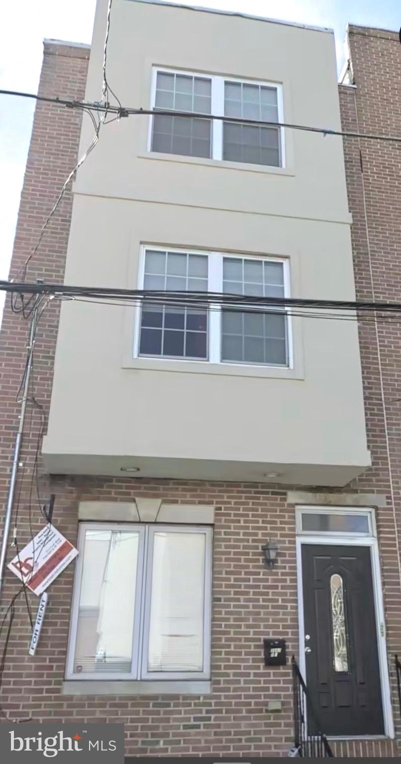 Fabulous opportunity to own a large multi family unit in the desirable Center City south area . This amazing duplex offers two newly renovated large two-two bedroom units with all amazing upgrades that would enhance any investor or homeowners' portfolio alike.
All respectable offers will be reviewed and considered do not miss this opportunity to purchase now.
