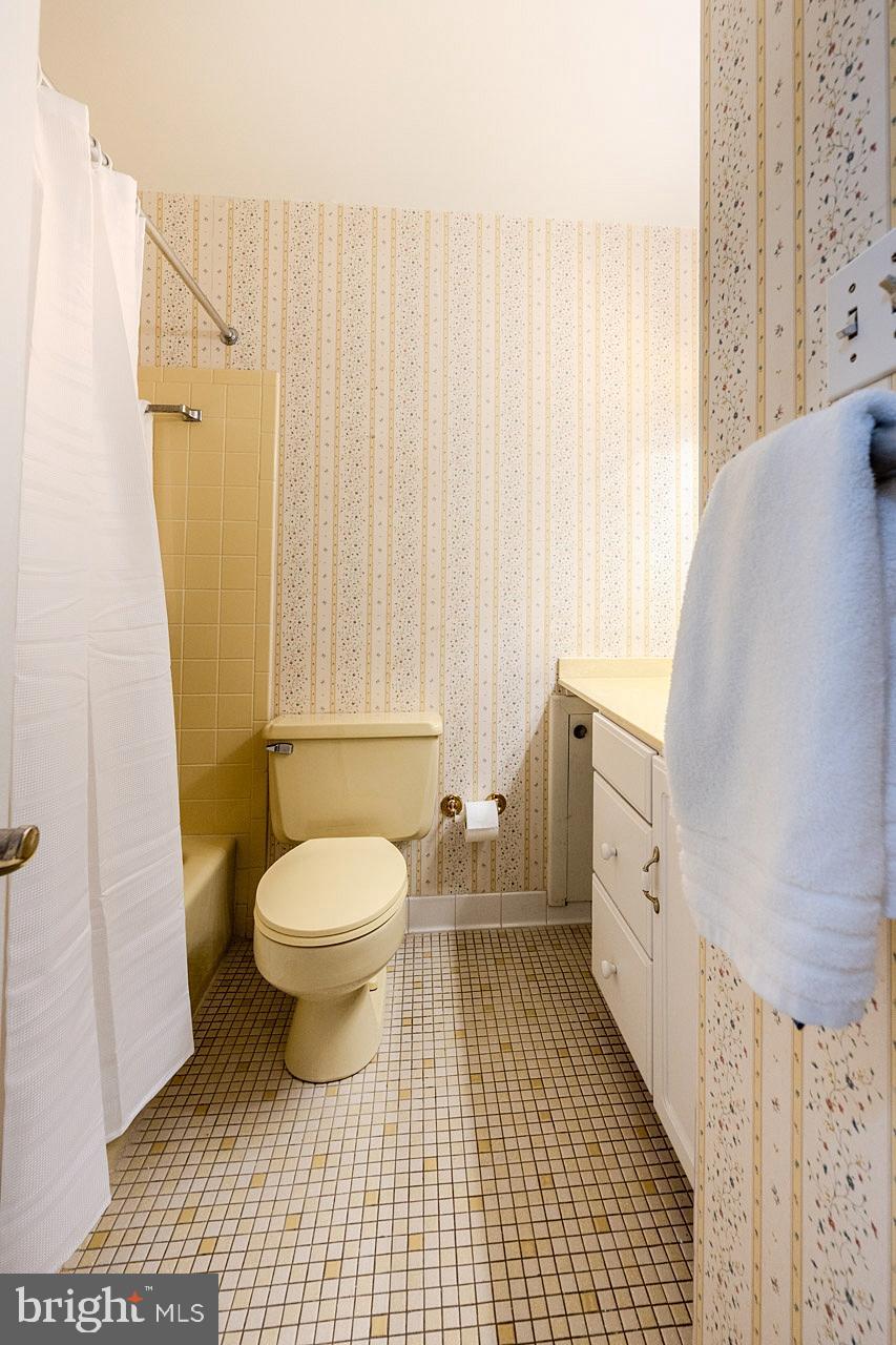 COUNTRY CLUB VIEW - Residential