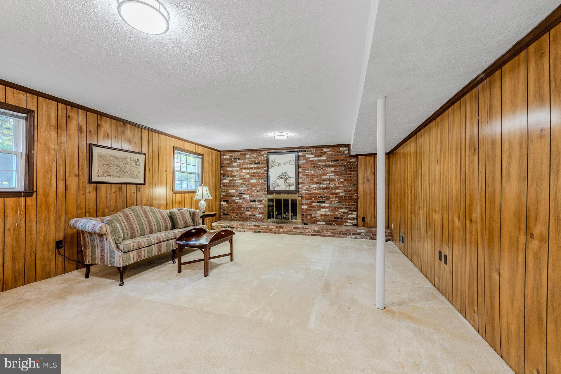 COUNTRY CLUB VIEW - Residential