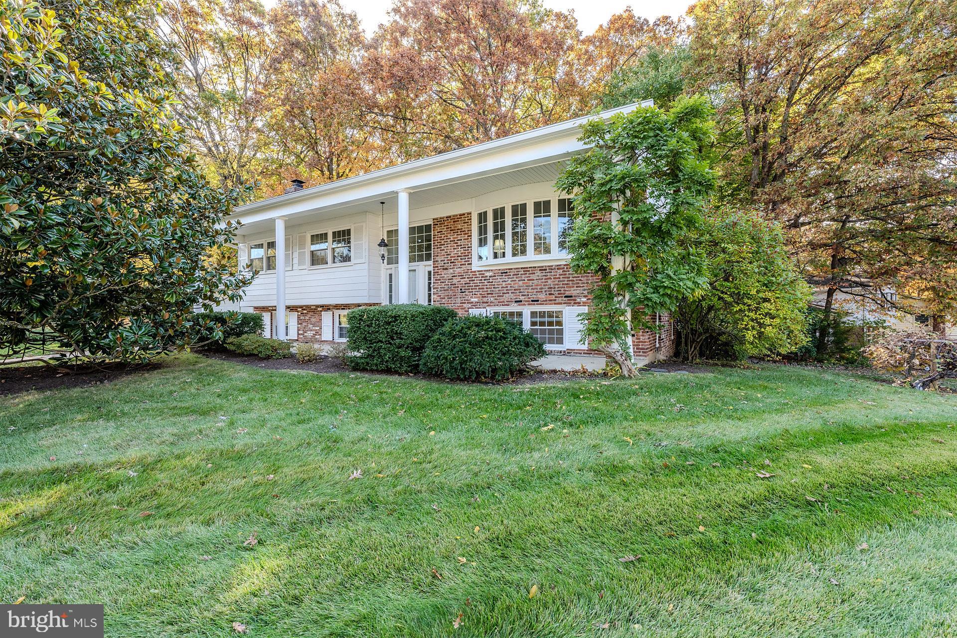 COUNTRY CLUB VIEW - Residential