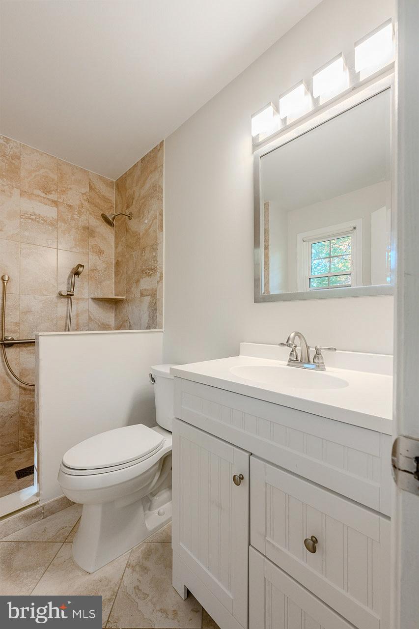 COUNTRY CLUB VIEW - Residential