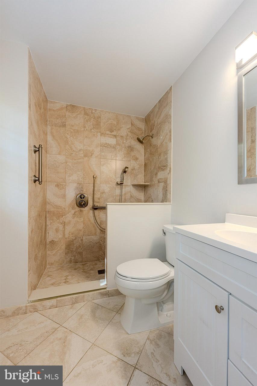 COUNTRY CLUB VIEW - Residential