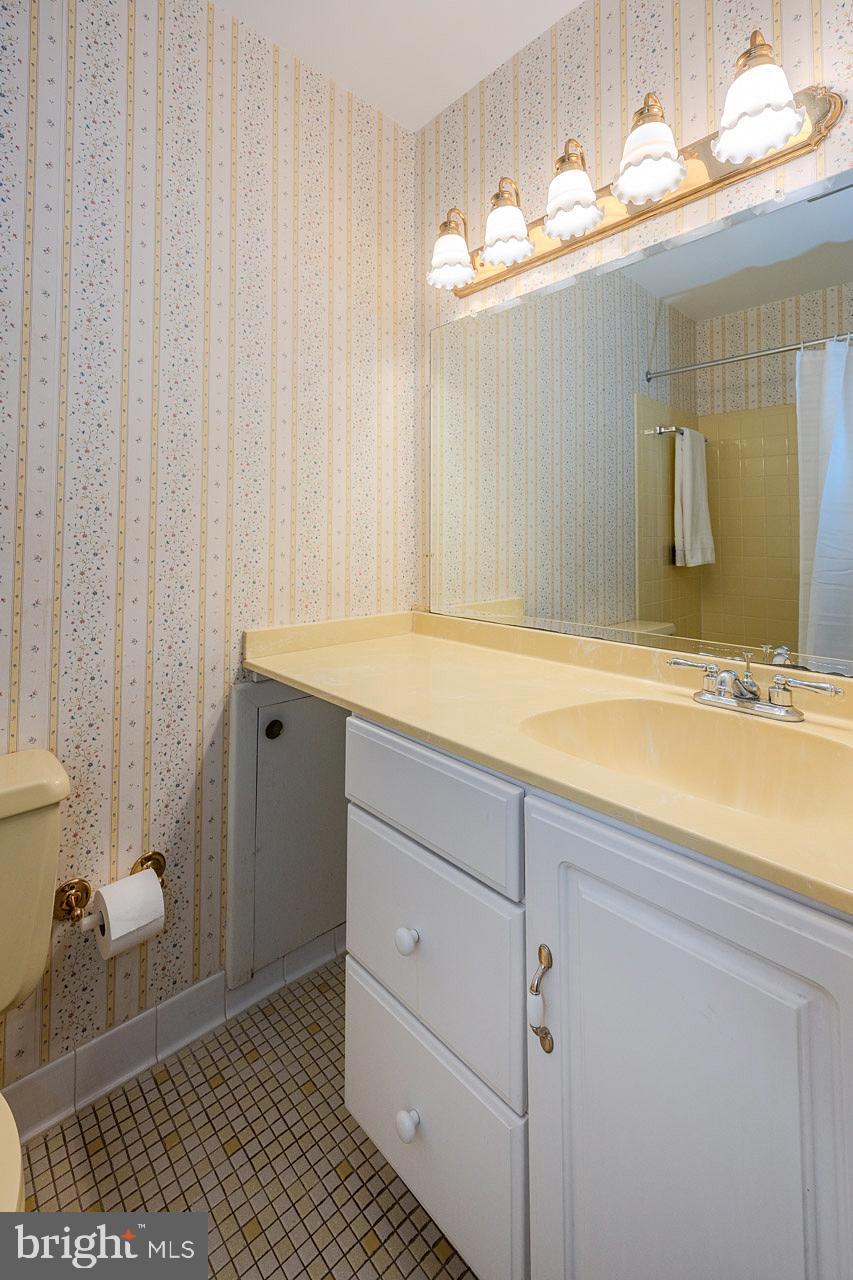 COUNTRY CLUB VIEW - Residential