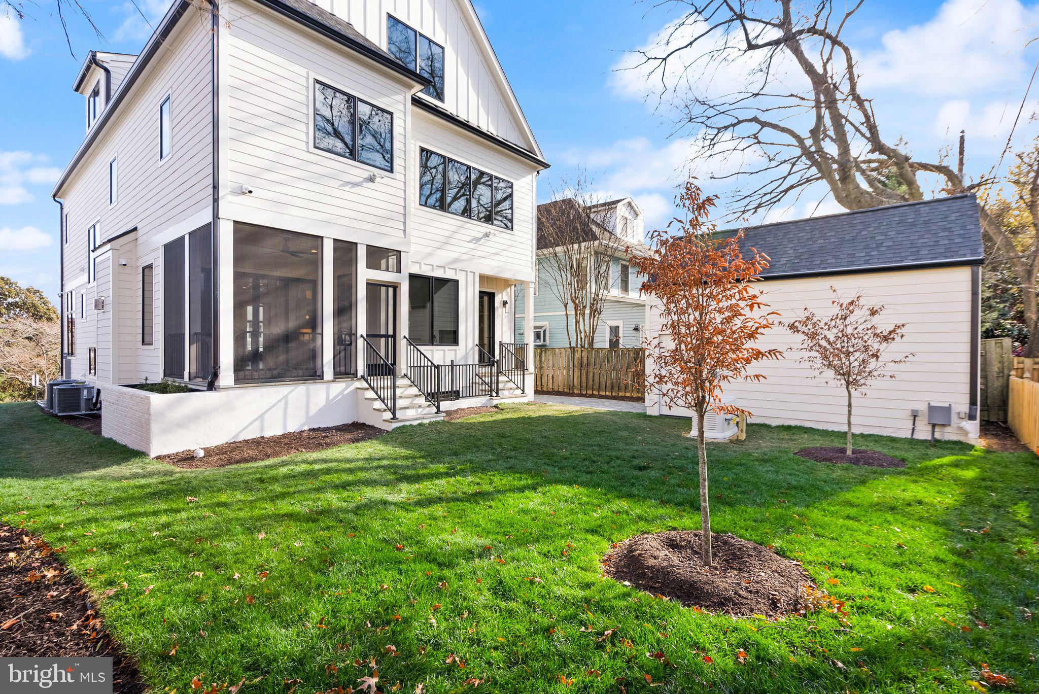 LYON VILLAGE - Residential