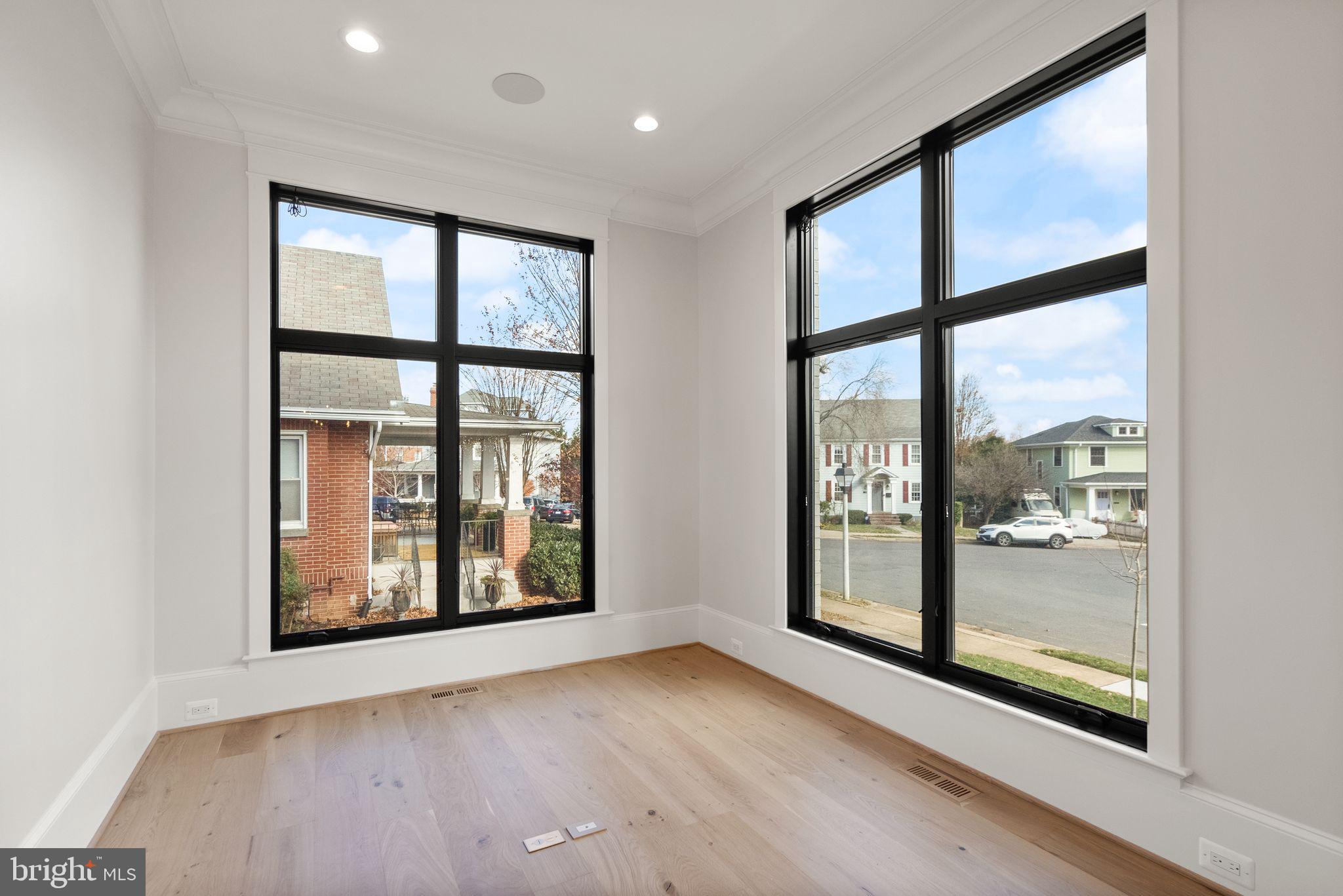 LYON VILLAGE - Residential