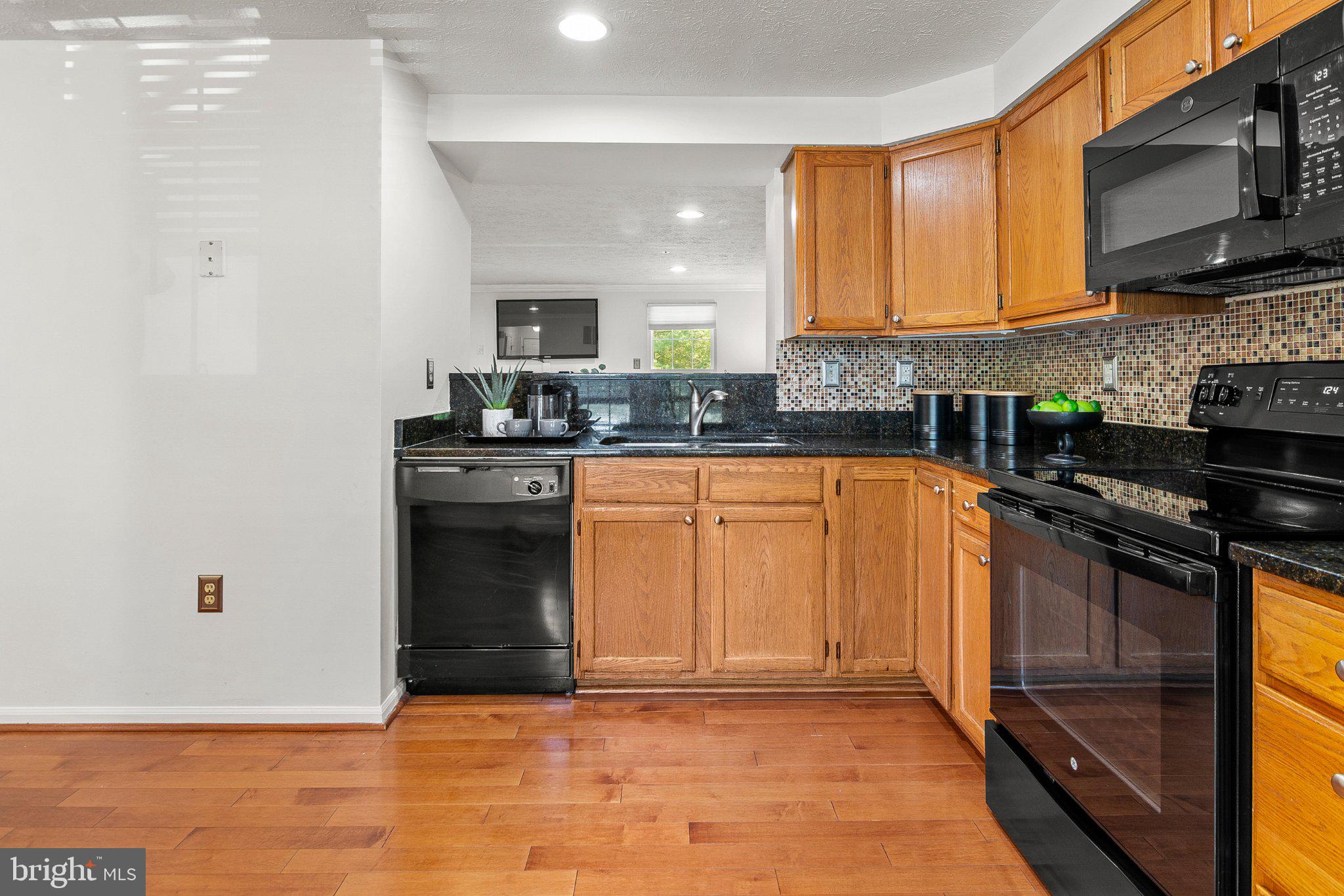 2453 BOLTON LANE