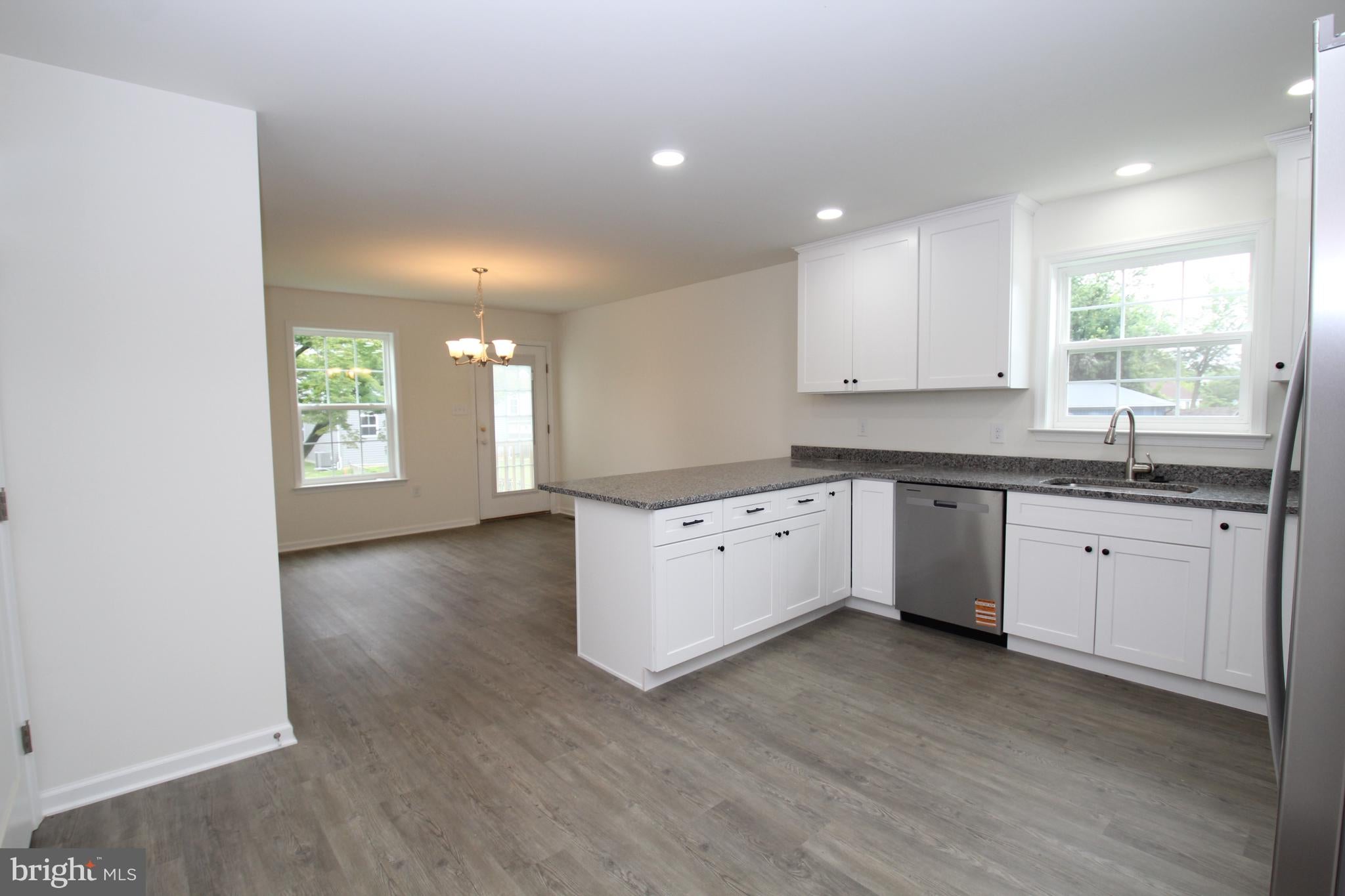 5 BUTTONWOOD AVENUE