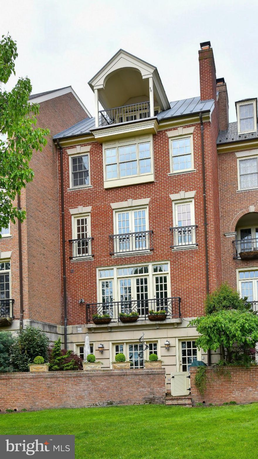 Spectacular riverfront Harborside residence with many architectural details throughout.  Coffered high ceilings, lighted art niches, a kitchen-family room overlooking the water, four fireplaces and a luxurious master suite with lavish marble spa-bath.  Grand yet comfortable spaces for living and entertaining.  Interior elevator and a attached two car garage.  Gorgeous water views from every level.