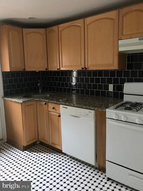 EAST PASSYUNK CROSSING - Residential Lease