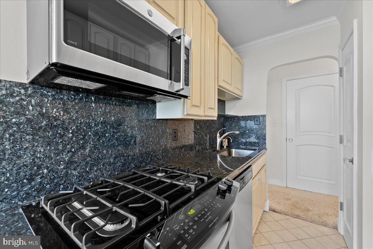 MARINA TOWERS - Residential Lease