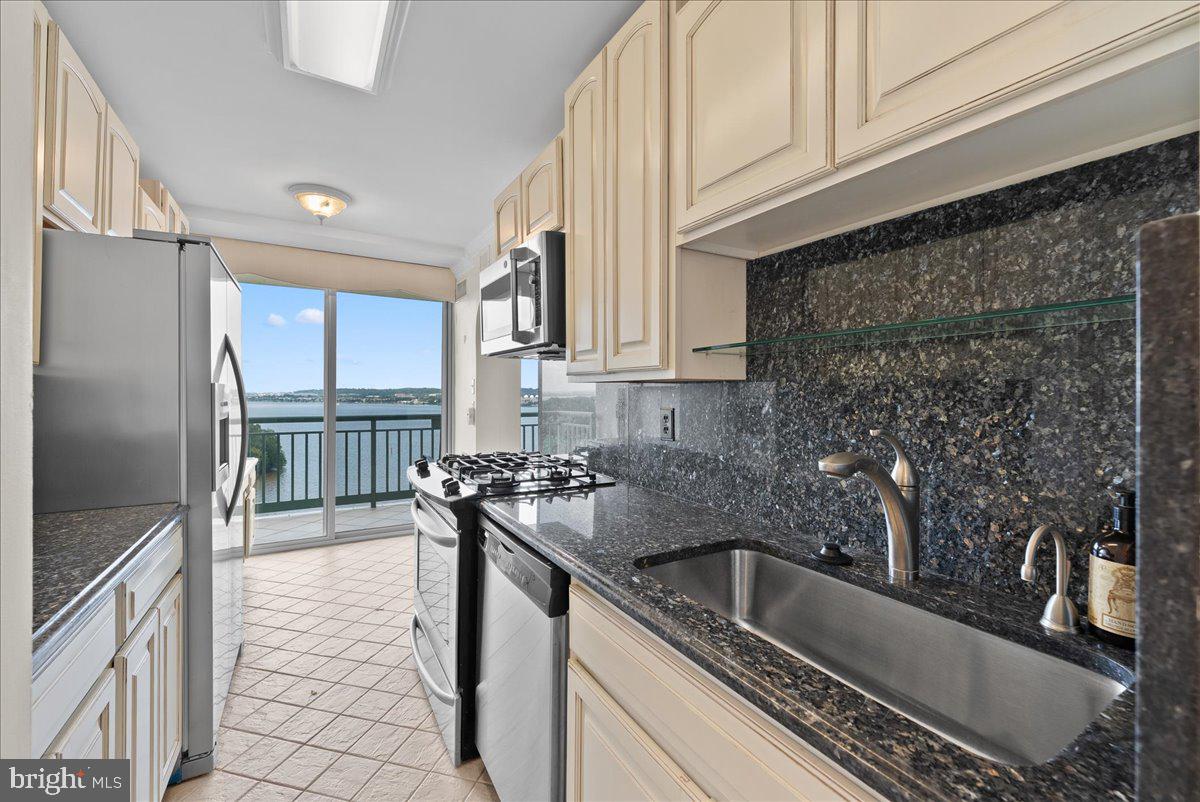 MARINA TOWERS - Residential Lease