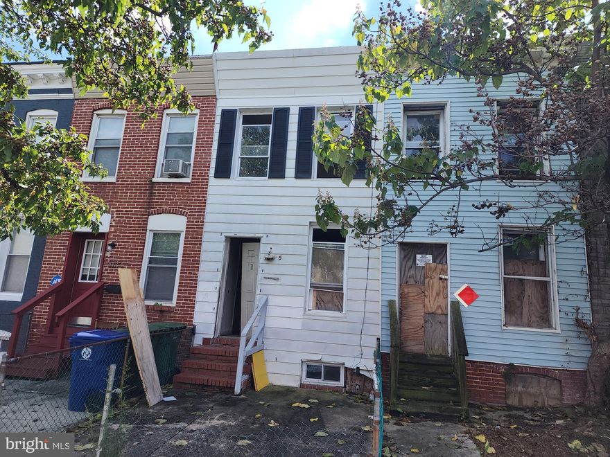 ONLINE AUCTION: Bidding begins 9/22/2023 @ 10:00 AM. Bidding ends 9/26/2023 @ 11:05 AM. List Price is Suggested Opening Bid. Deposit: $5,000. 10% Buyers premium to be added to the high bid.

Located in the Carrollton Ridge area, this 2-story townhouse offers easy access to key amenities and facilities. The property is just minutes away from Carroll Park Golf Course, Westside Shopping Center, and Bon Secours Hospital. Commuting is convenient with straightforward access to the major traffic artery, MD Route 1 (Wilkens Ave).