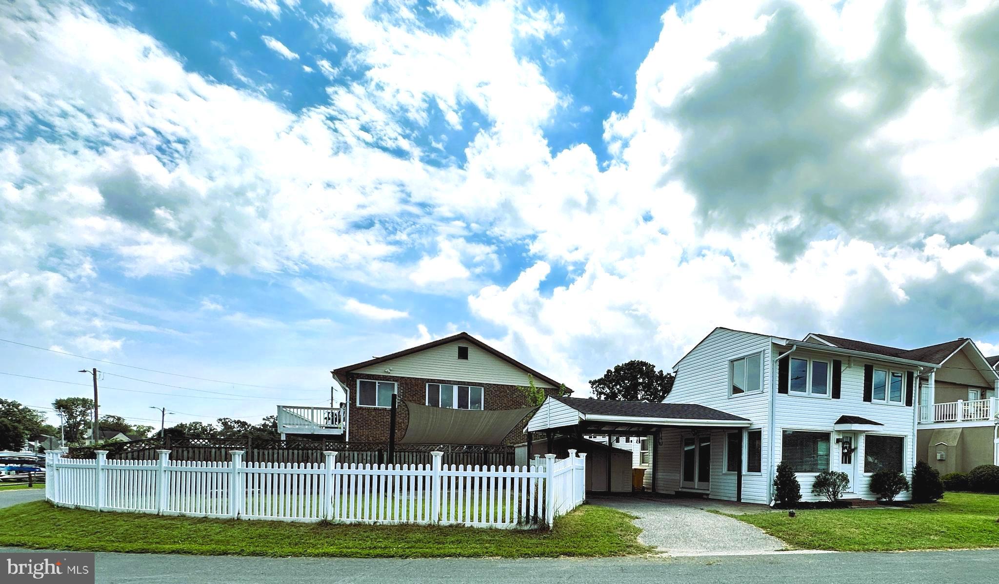 WOODLAND BEACH - Residential