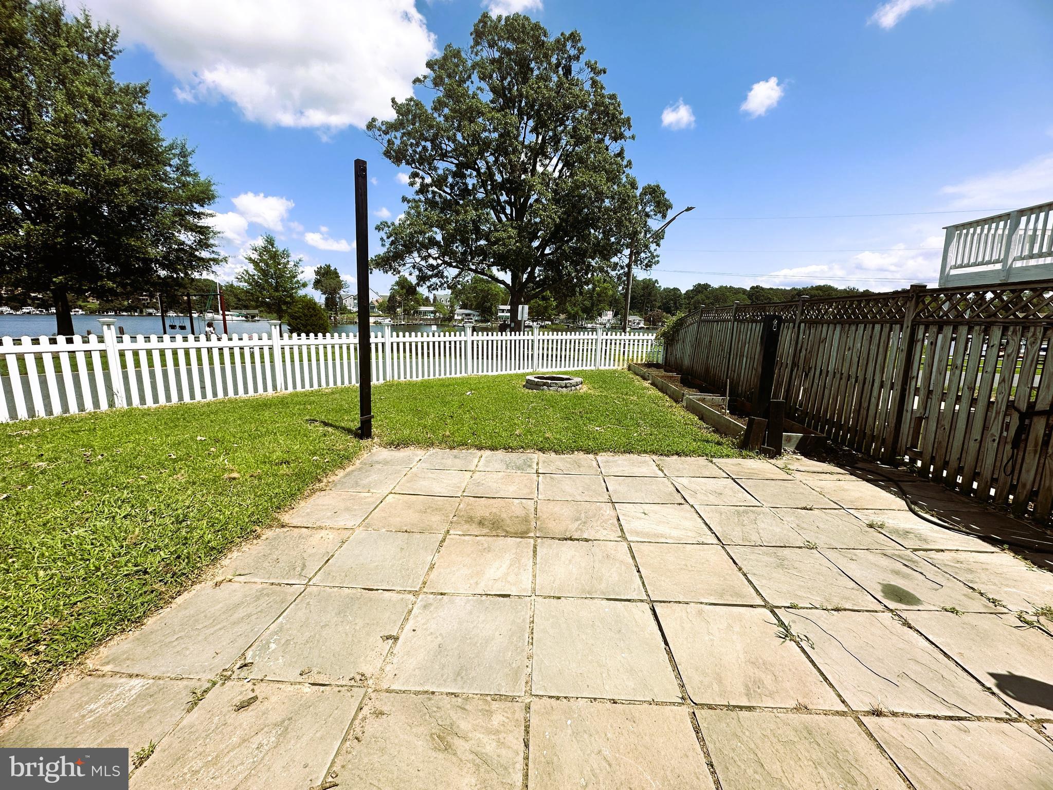 WOODLAND BEACH - Residential