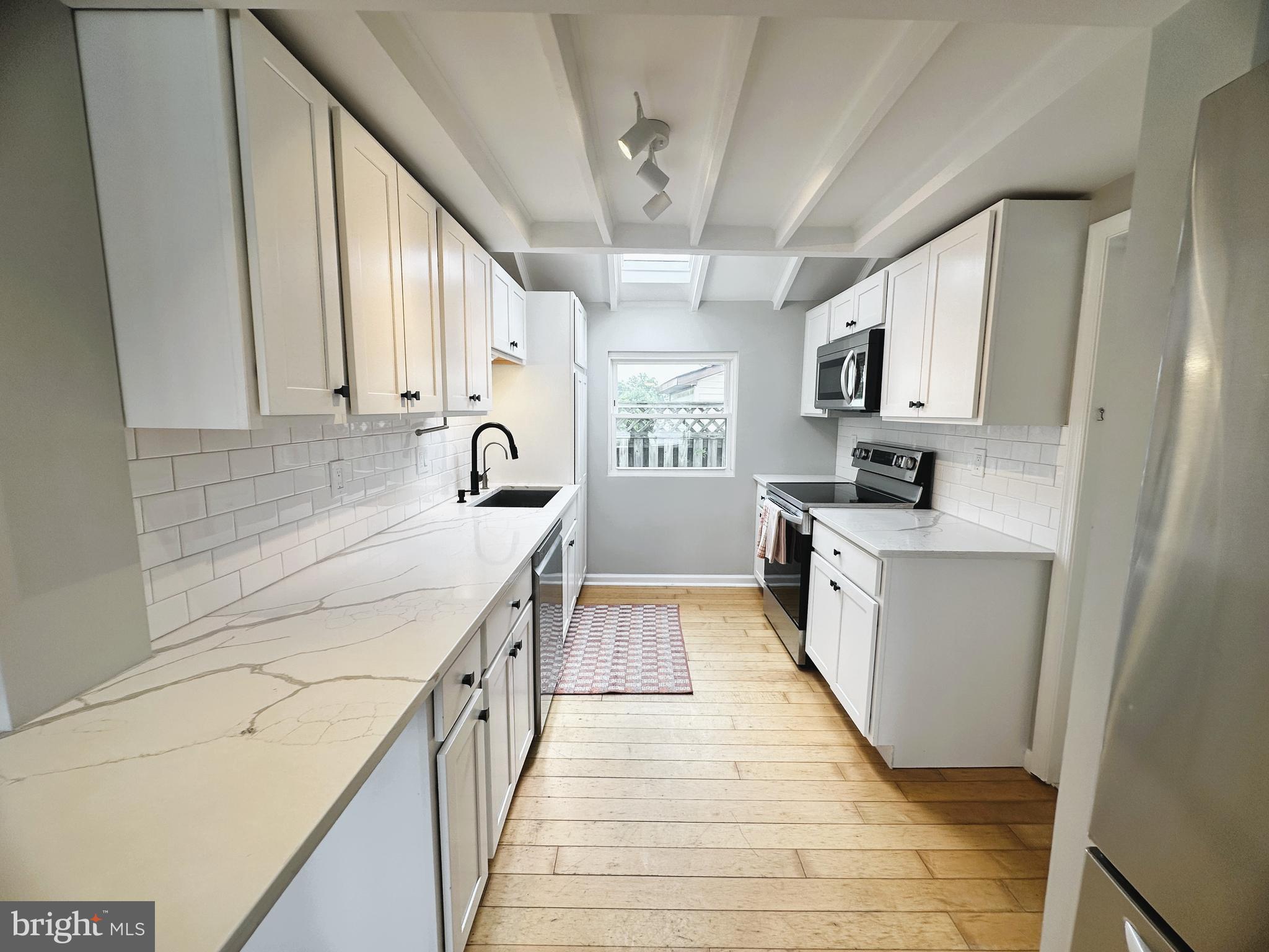 WOODLAND BEACH - Residential