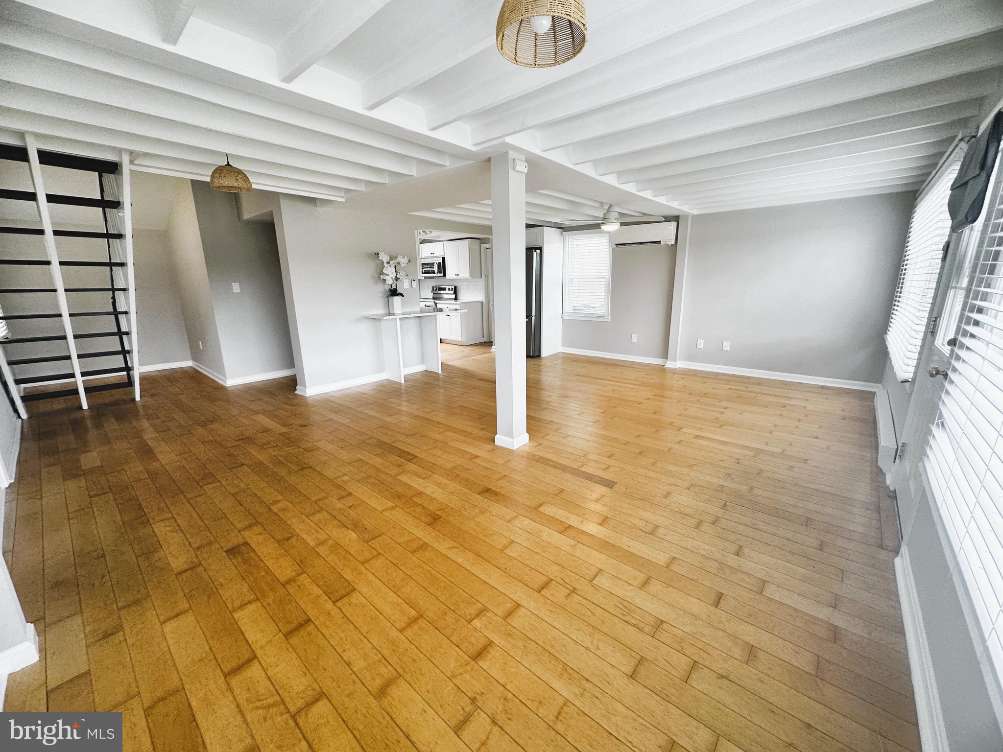 WOODLAND BEACH - Residential