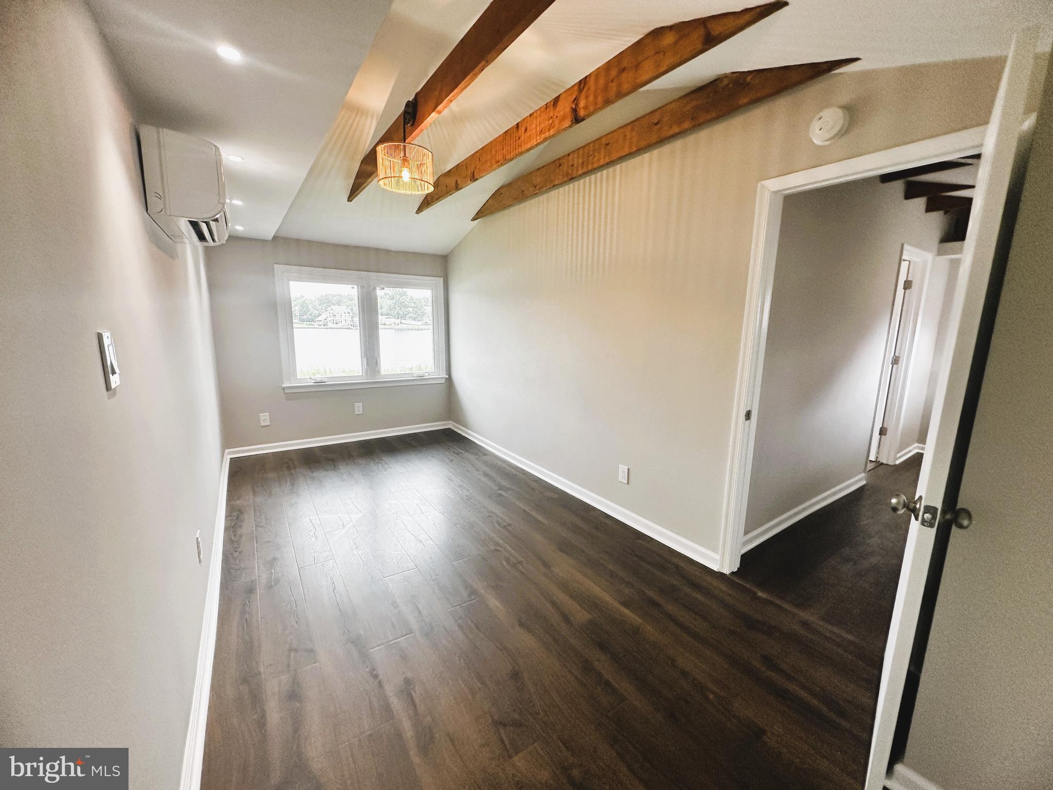 WOODLAND BEACH - Residential