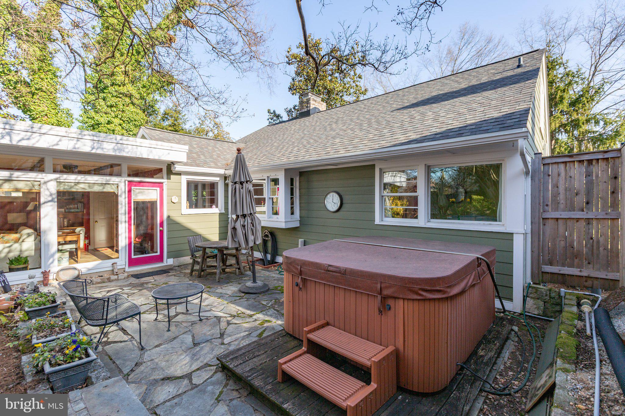 BELOW THE UNIVERSITY - Residential