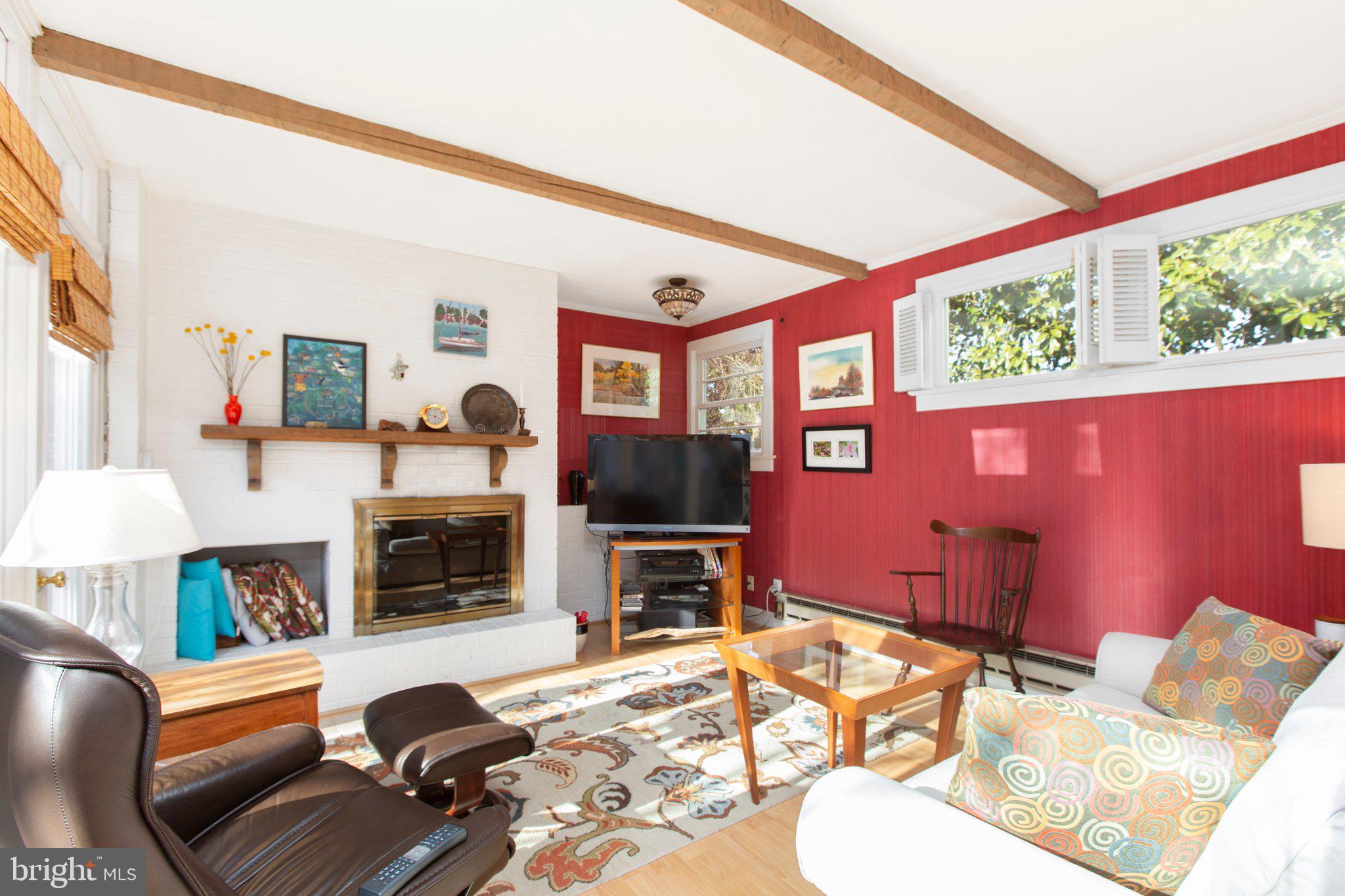 BELOW THE UNIVERSITY - Residential