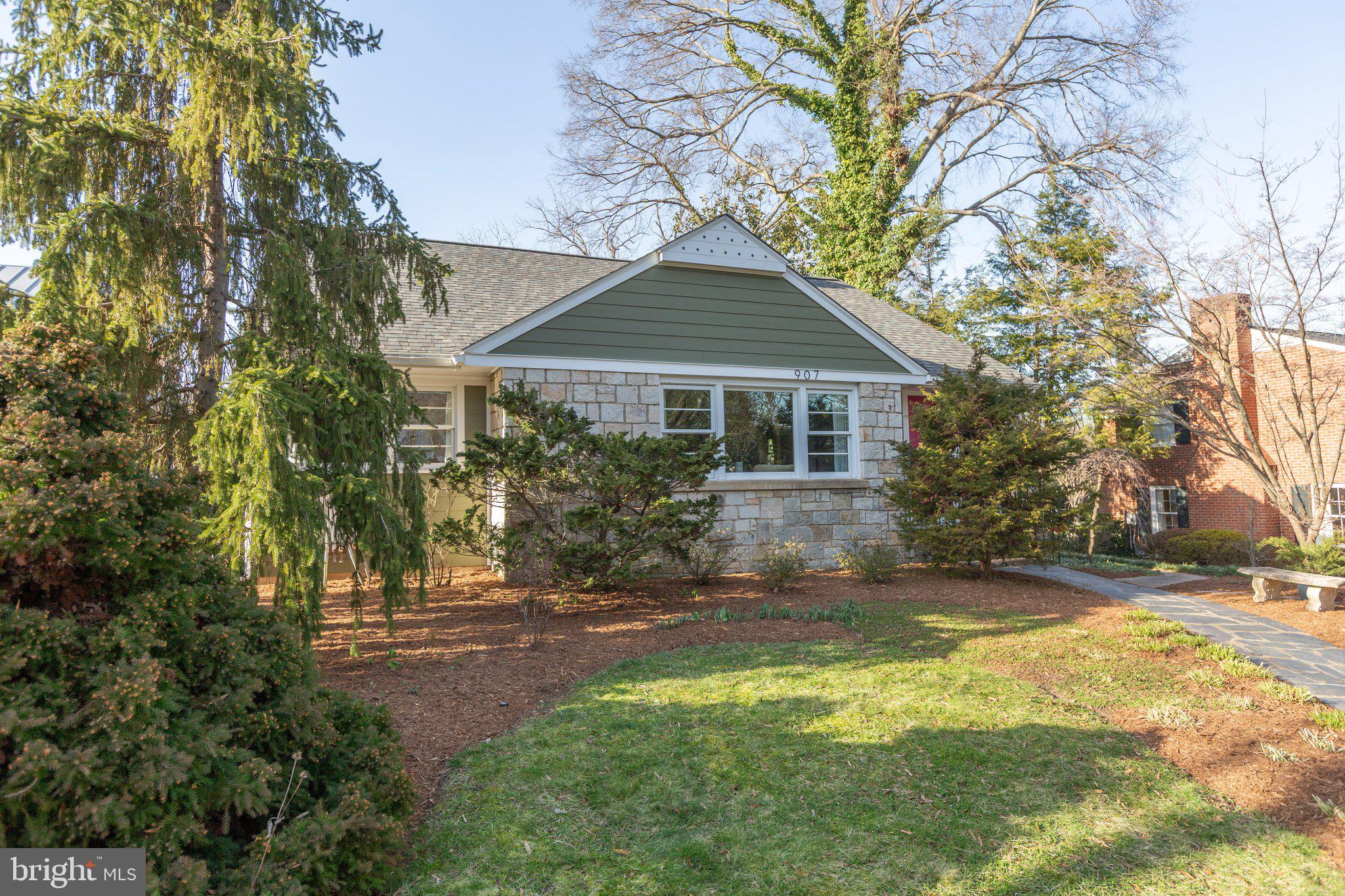 BELOW THE UNIVERSITY - Residential