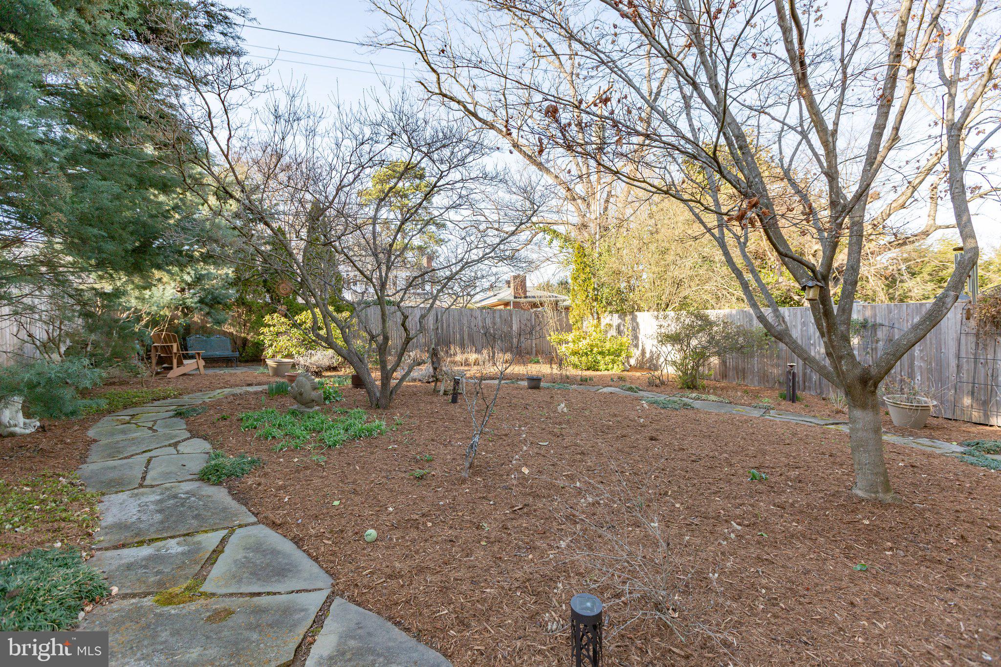 BELOW THE UNIVERSITY - Residential