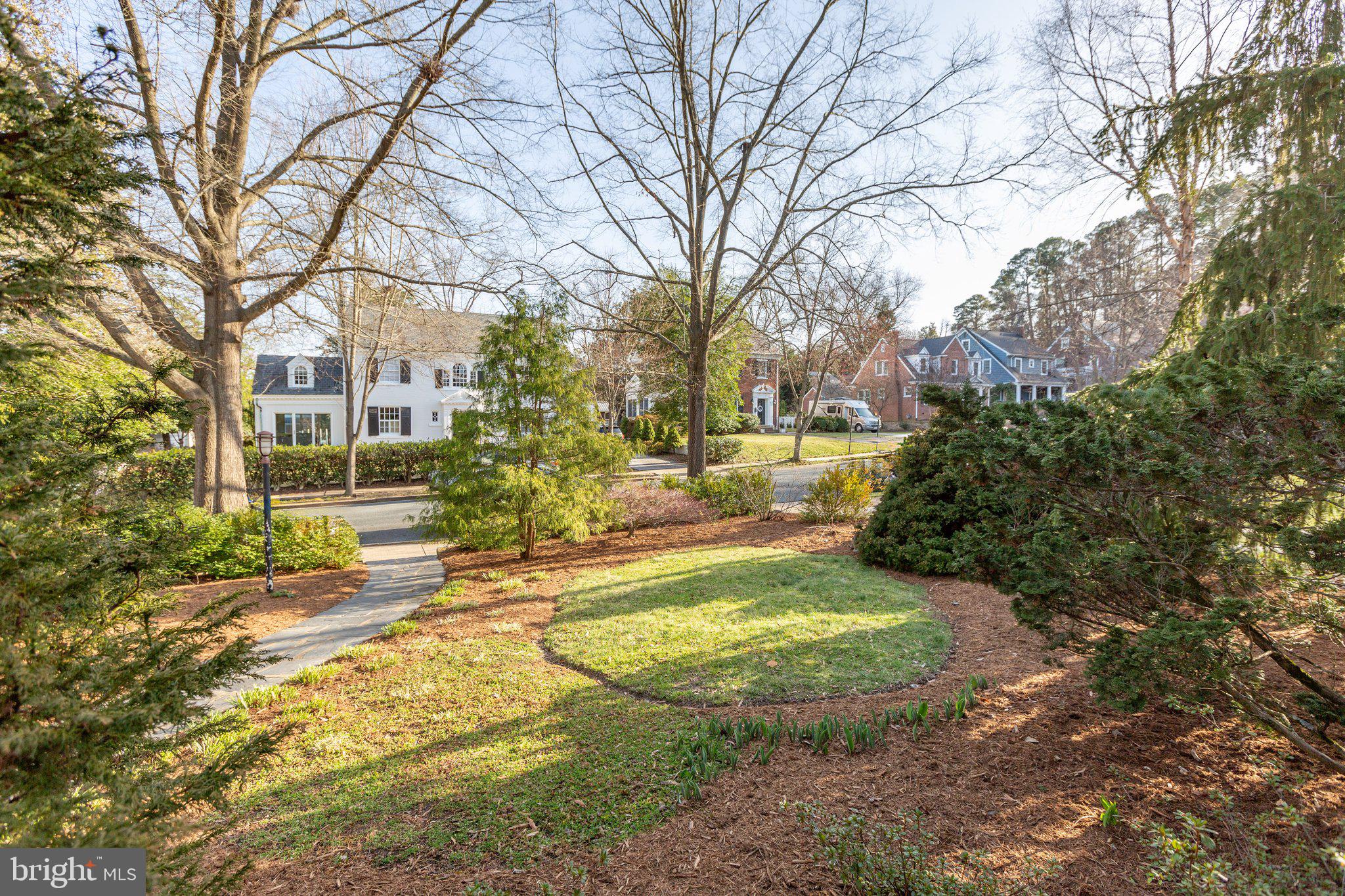 BELOW THE UNIVERSITY - Residential