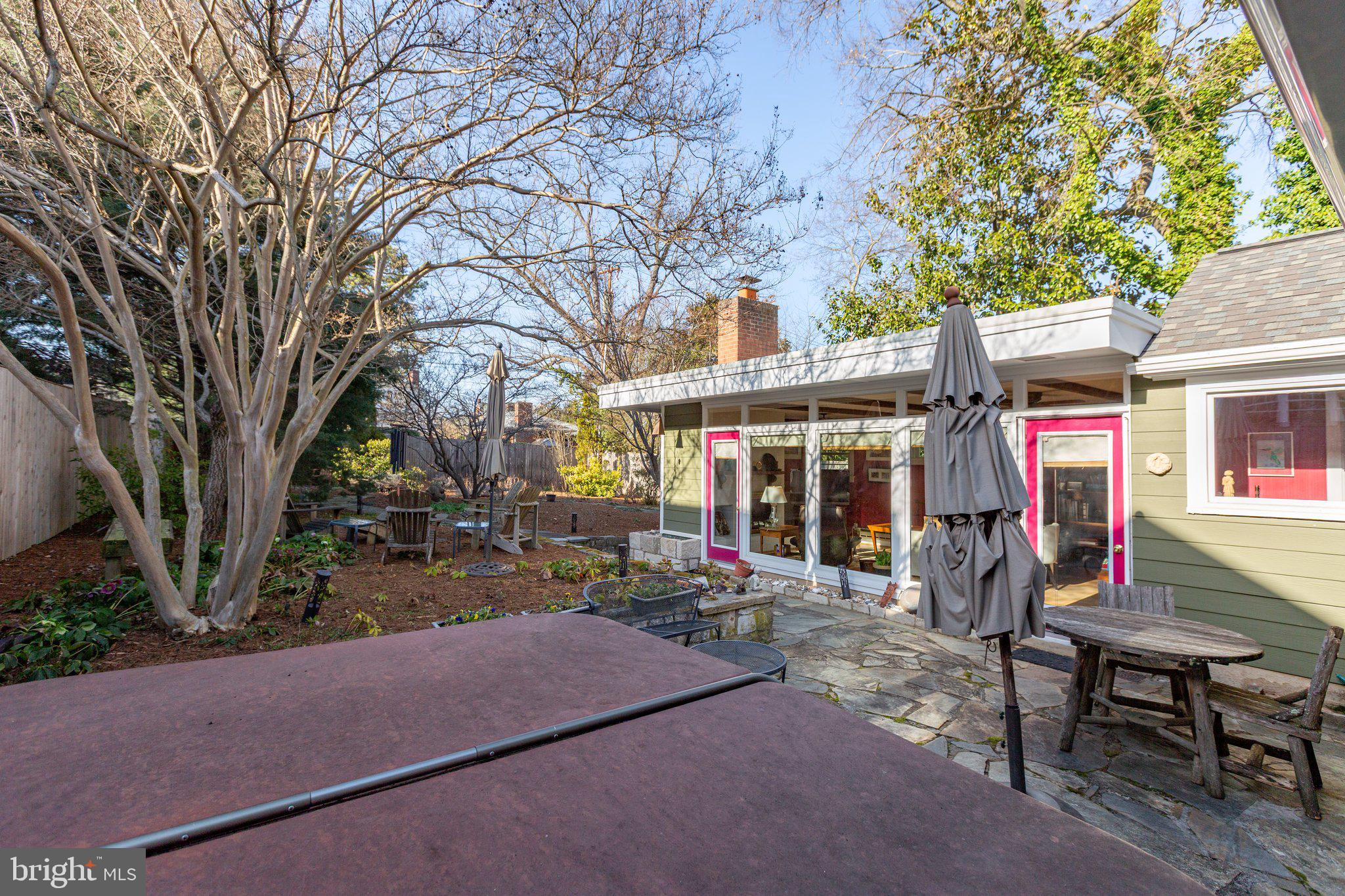 BELOW THE UNIVERSITY - Residential