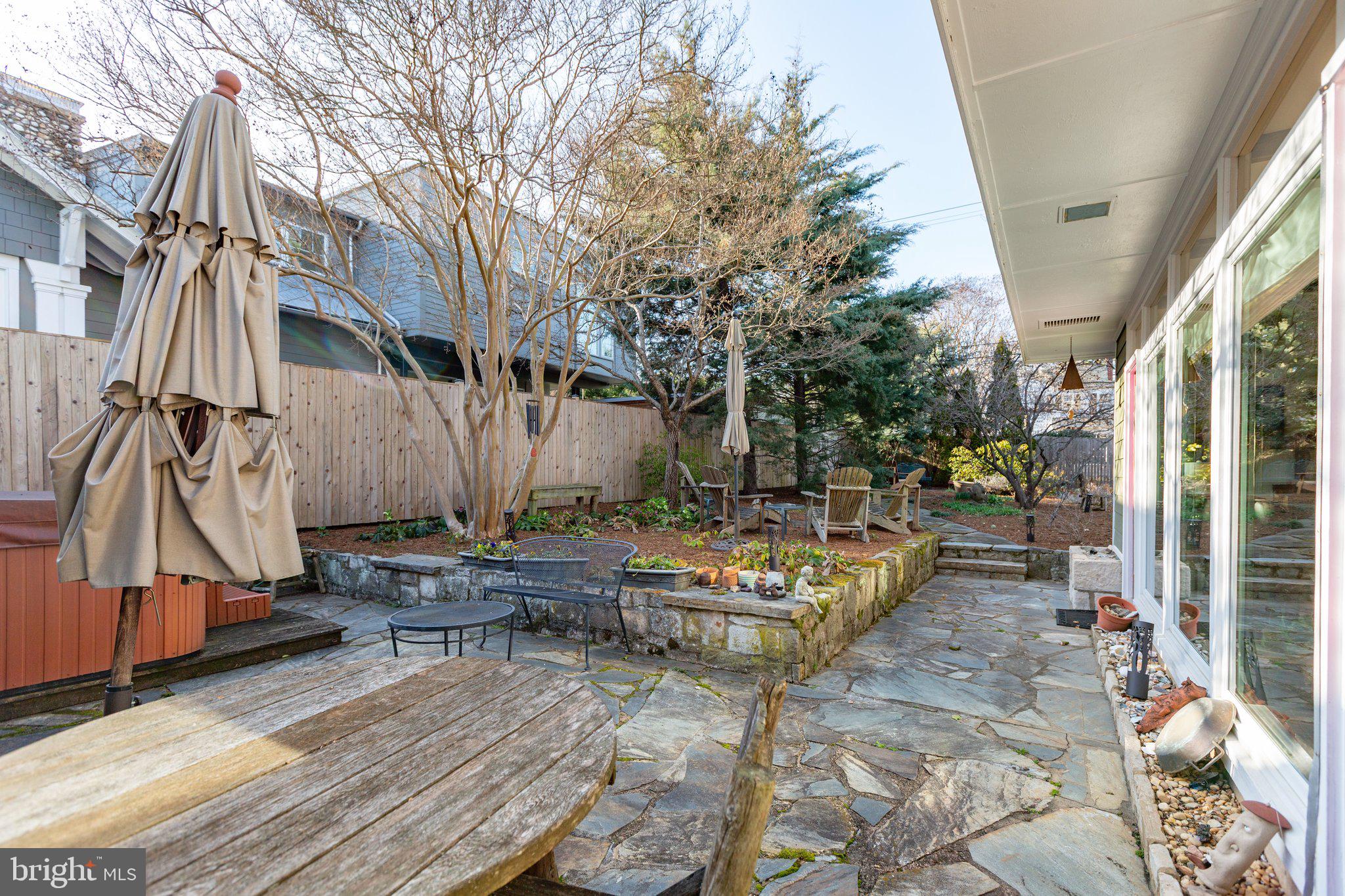 BELOW THE UNIVERSITY - Residential