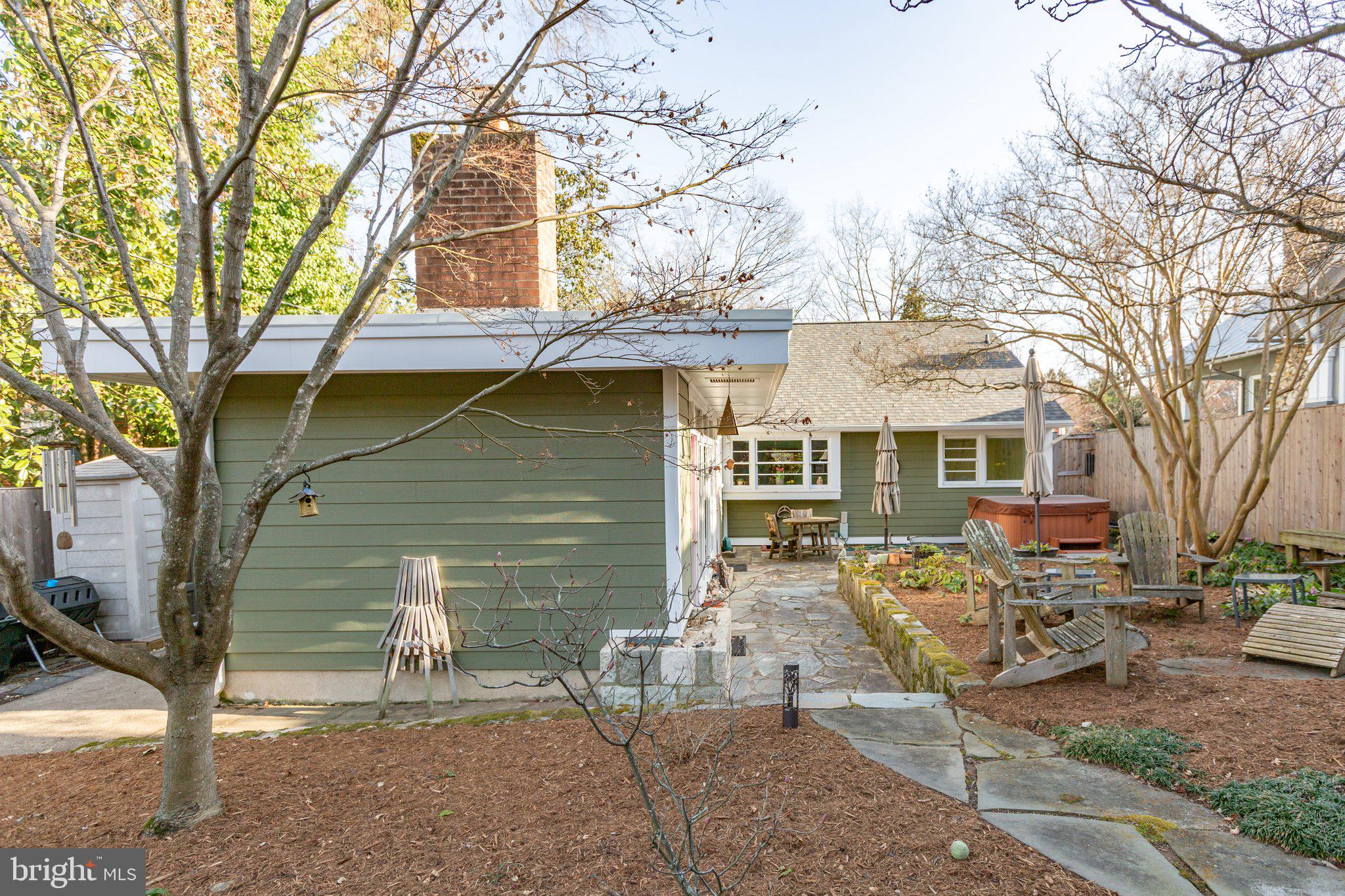BELOW THE UNIVERSITY - Residential