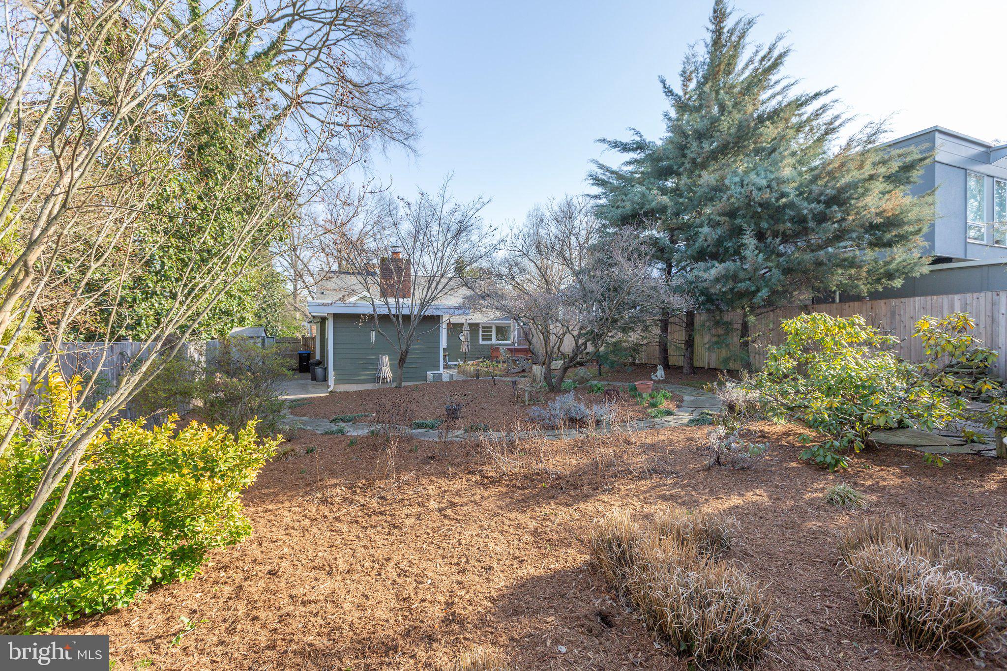 BELOW THE UNIVERSITY - Residential