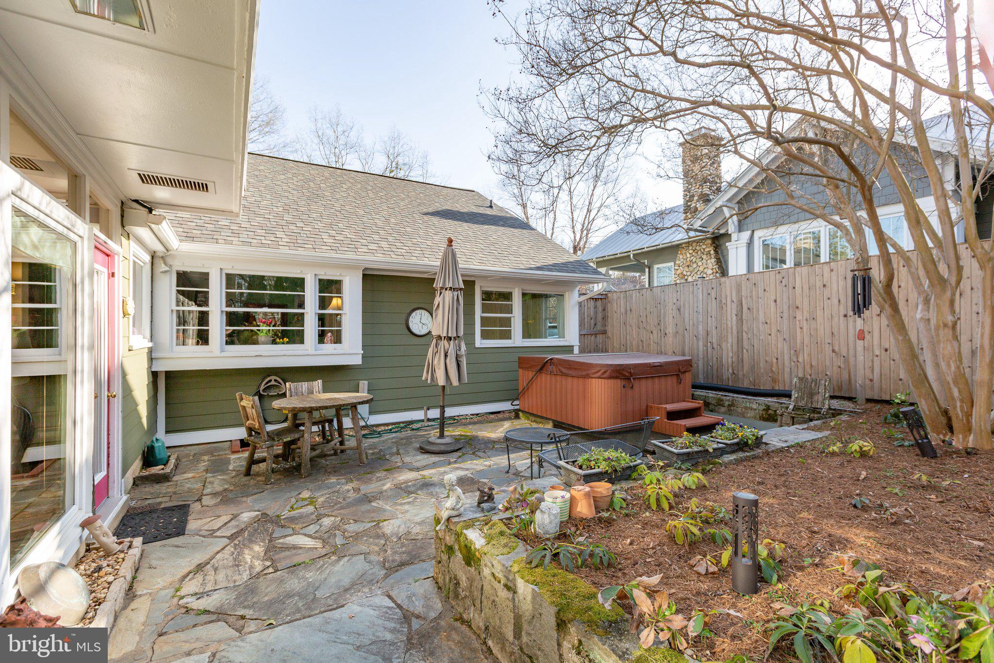 BELOW THE UNIVERSITY - Residential