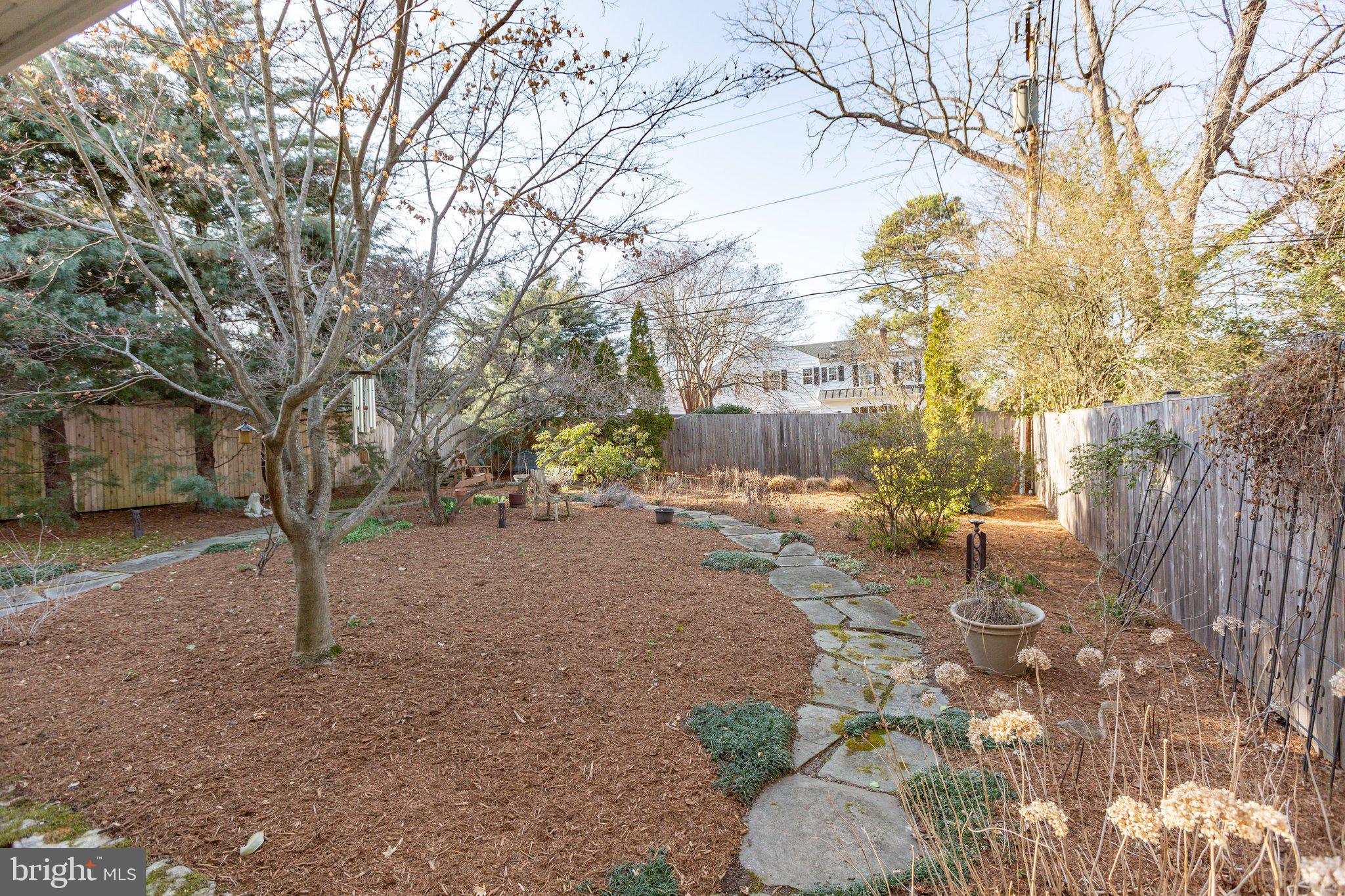 BELOW THE UNIVERSITY - Residential