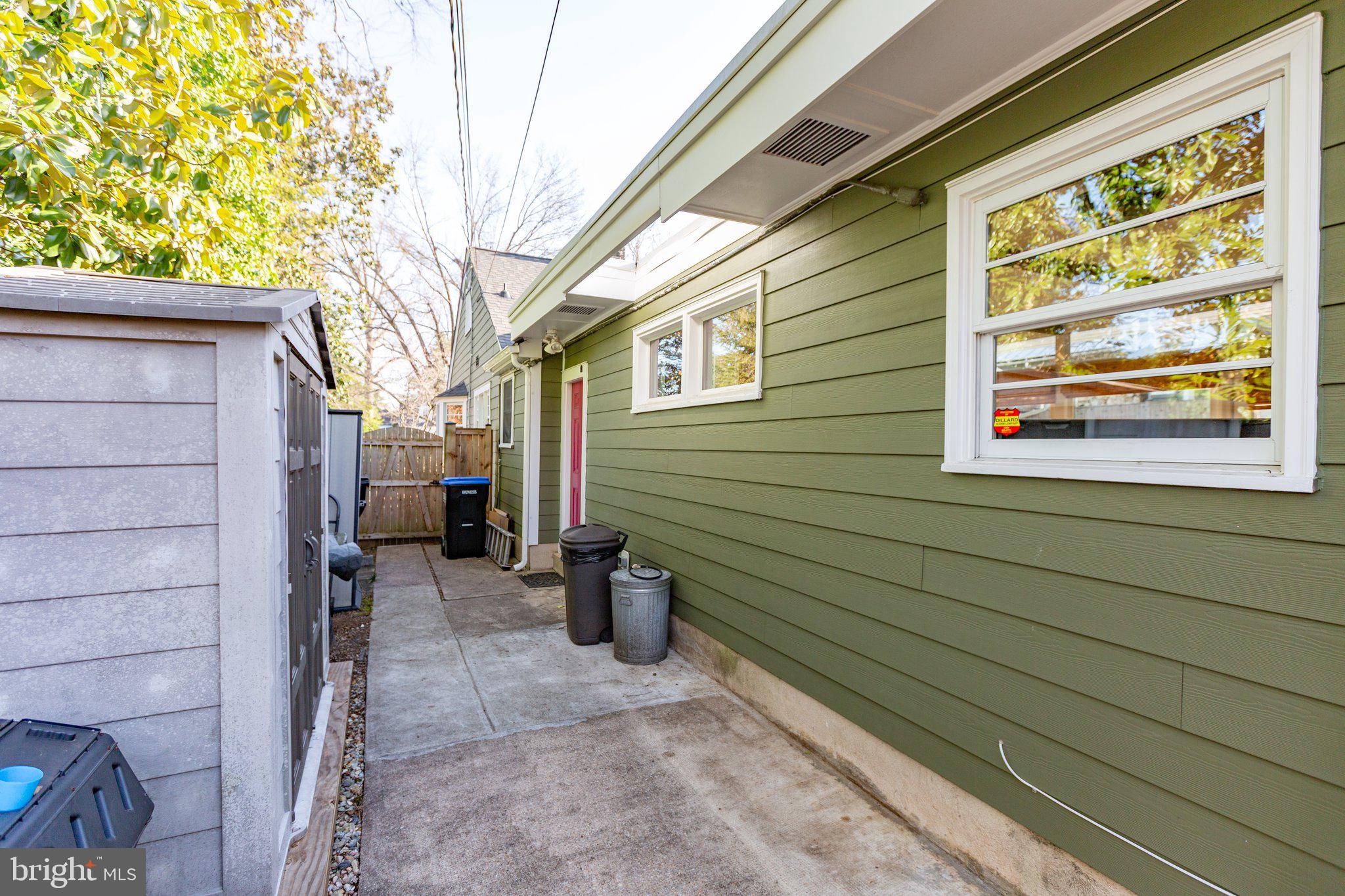 BELOW THE UNIVERSITY - Residential
