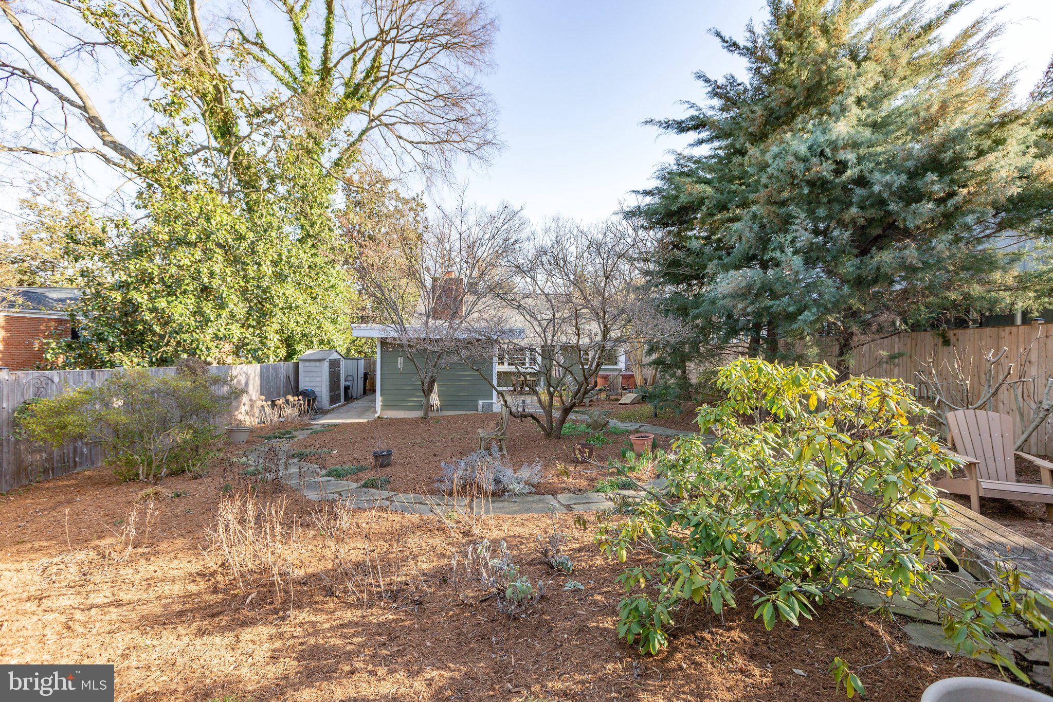 BELOW THE UNIVERSITY - Residential